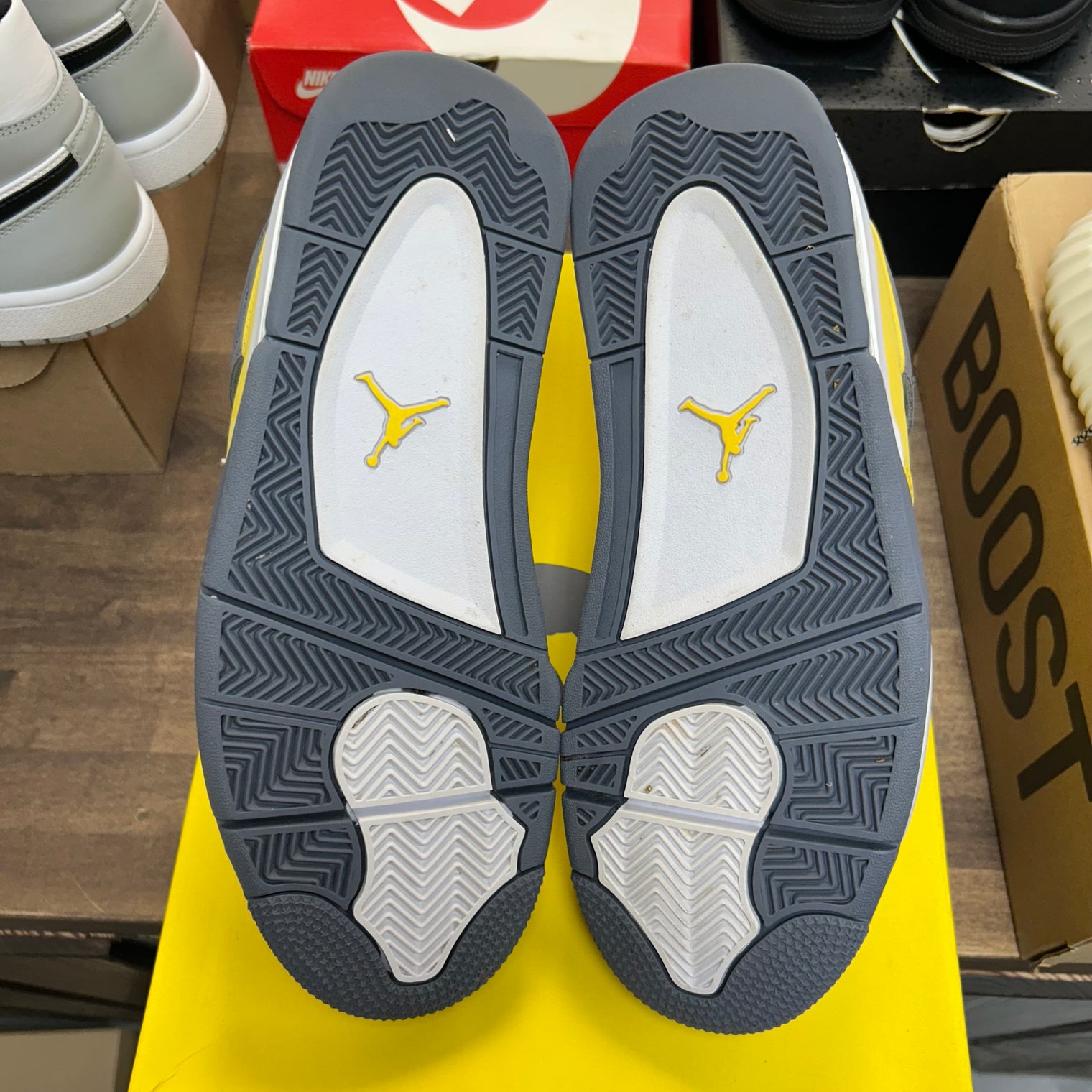 Lightning Jordan 4 Retro (USED)