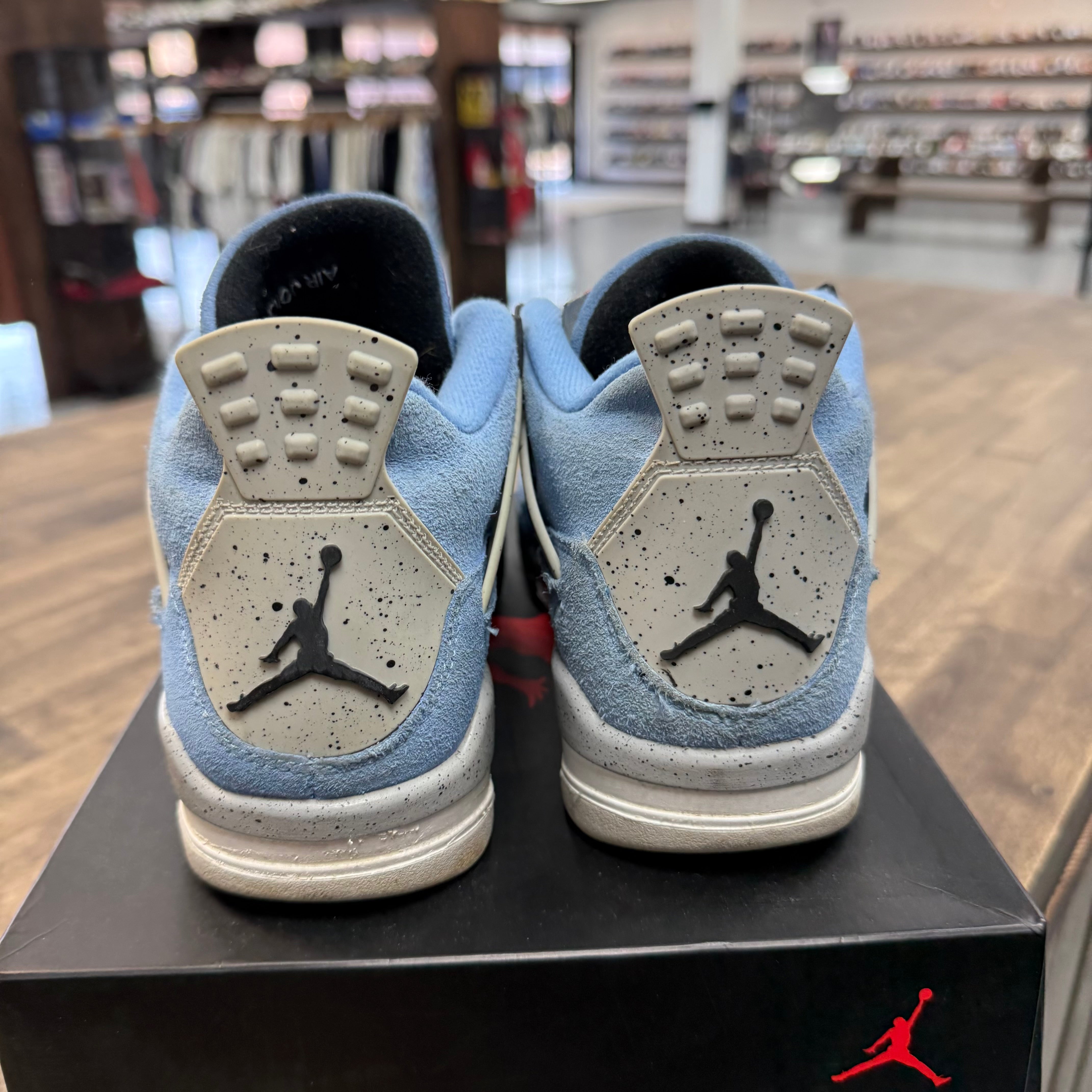 Jordan 4 Retro University Blue (US 6Y) (USED) Size 6Y (Pre-Owned) - Image 4