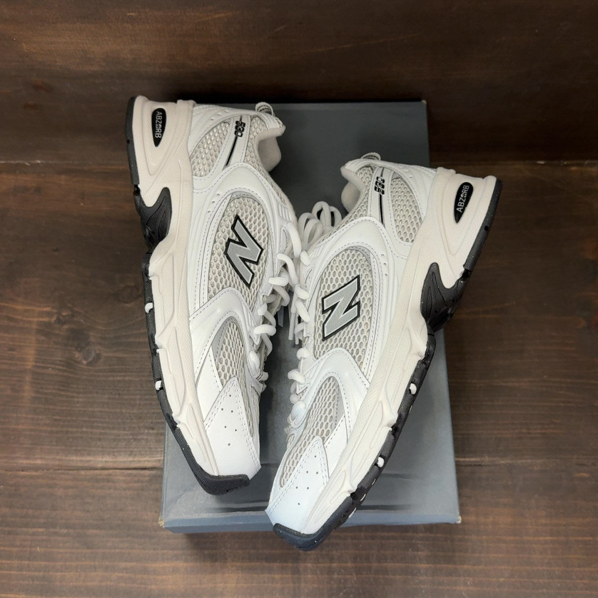 New Balance 530 White Silver Metallic Black Sole Size 6.5 (Pre-Owned) - Image 2
