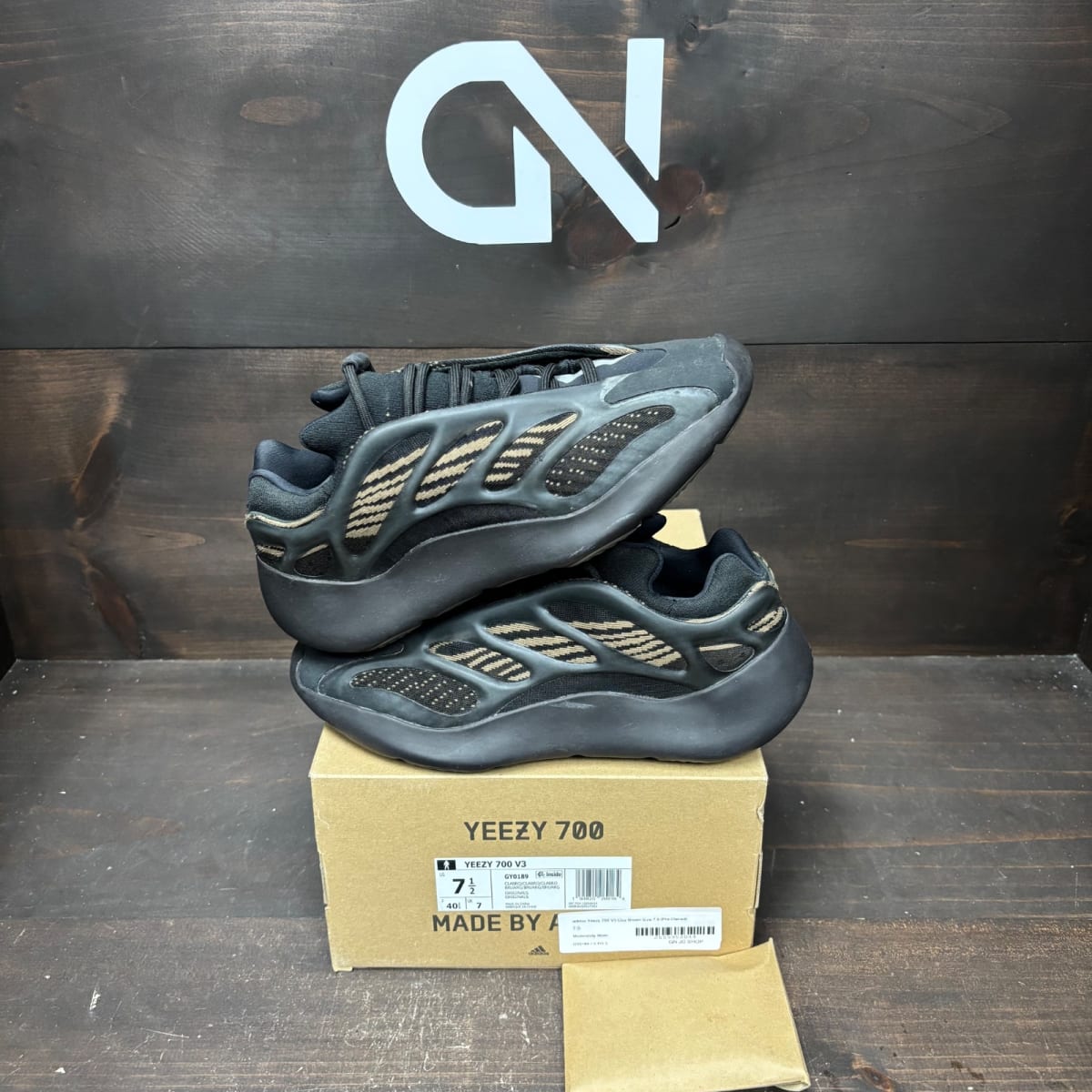 adidas Yeezy 700 V3 Clay Brown Size 7.5 (Pre-Owned) - front