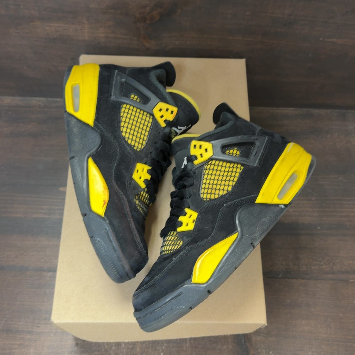 Jordan 4 Retro Thunder (2023) (GS) Size 6Y (Pre-Owned) - Image 2