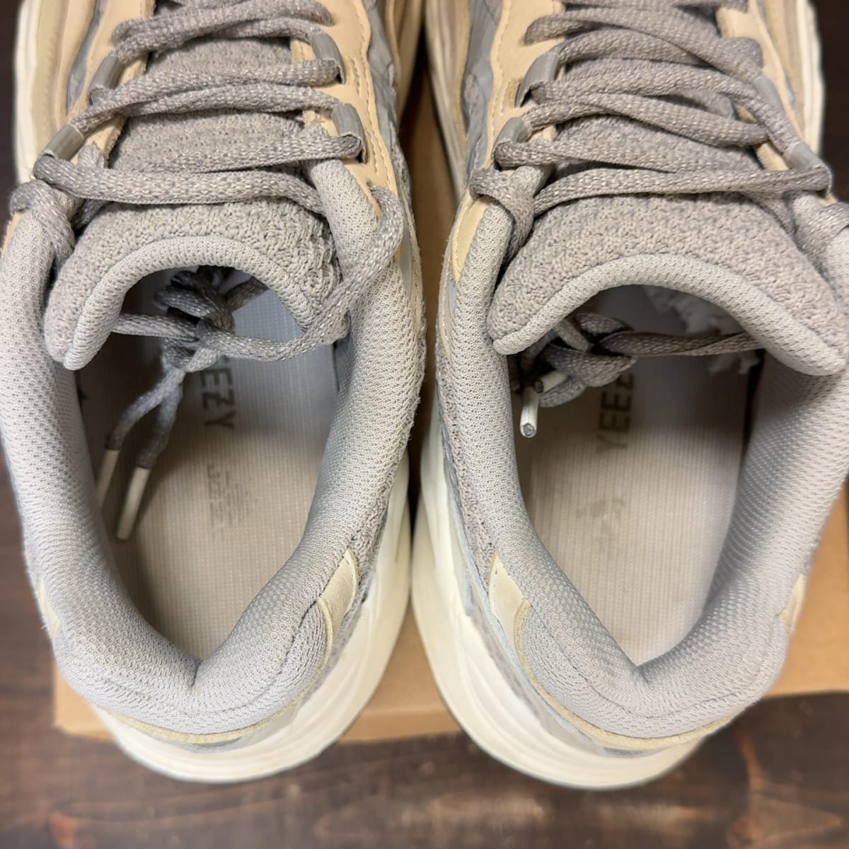 adidas Yeezy Boost 700 V2 Cream Size 7 (Pre-Owned) - aux