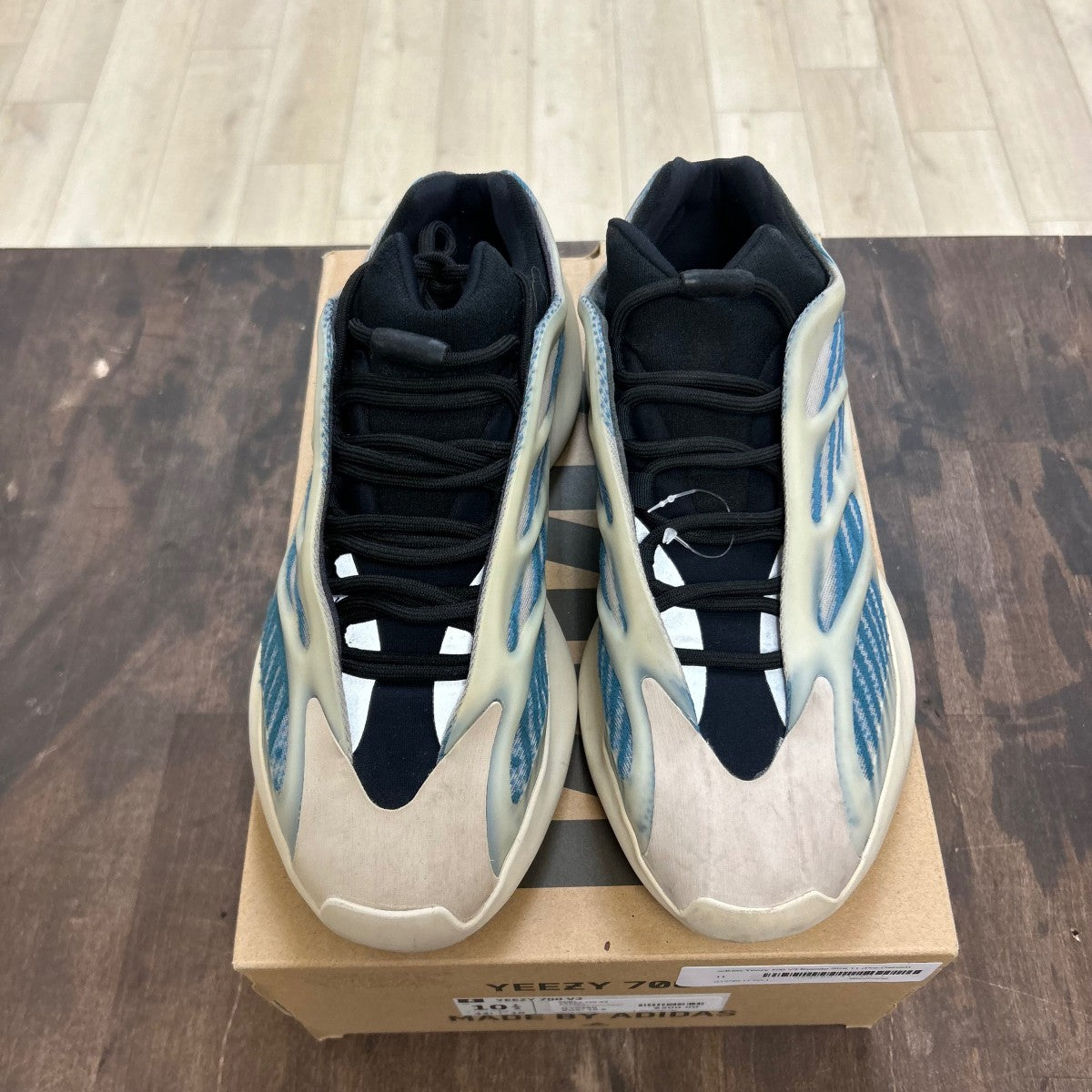 adidas Yeezy 700 V3 Kyanite Size 11 (Pre-Owned) - Image 2