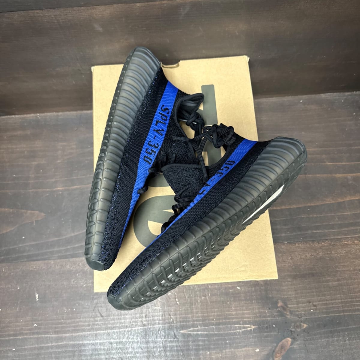 adidas Yeezy Boost 350 V2 Dazzling Blue Size 9.5 (Pre-Owned) - tag