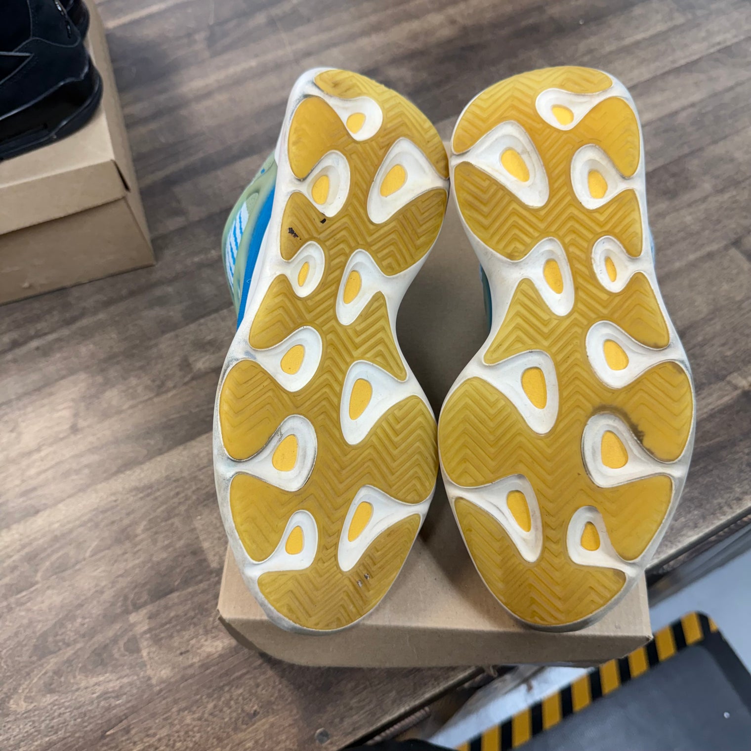 Arzareth Yeezy 700 V3 (USED, No Box)