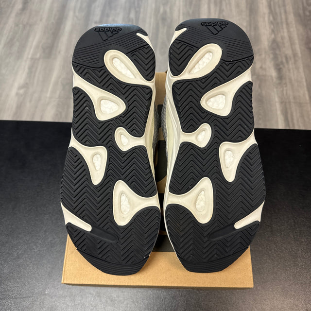 Static Yeezy 700 (Like New, replacement box)