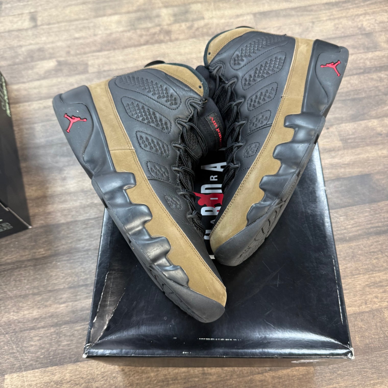 Olive Jordan 9 Retro (USED)