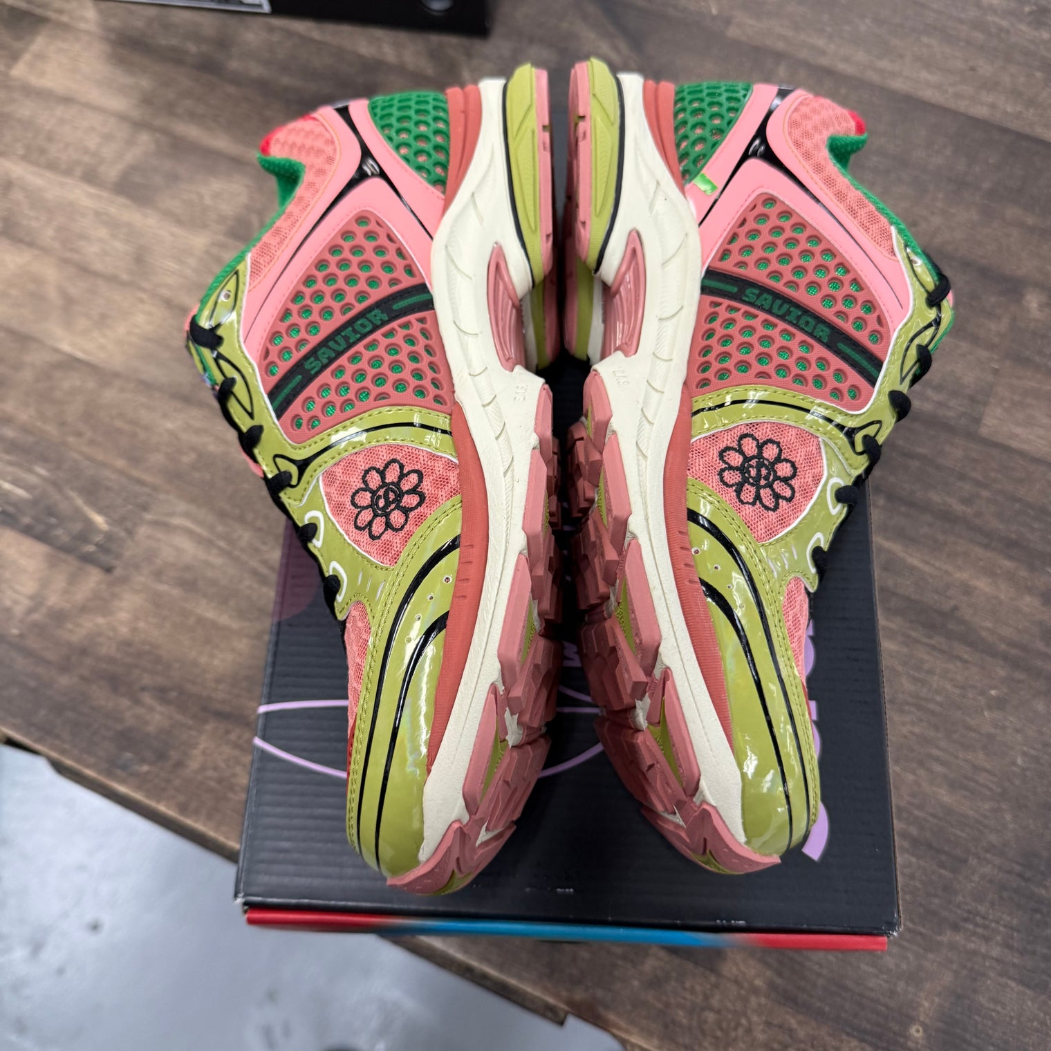 Jae Tips Flowers Grow Uptown Virginia Creeper Saucony ProGrid Triumph 4 (Lightly Worn)