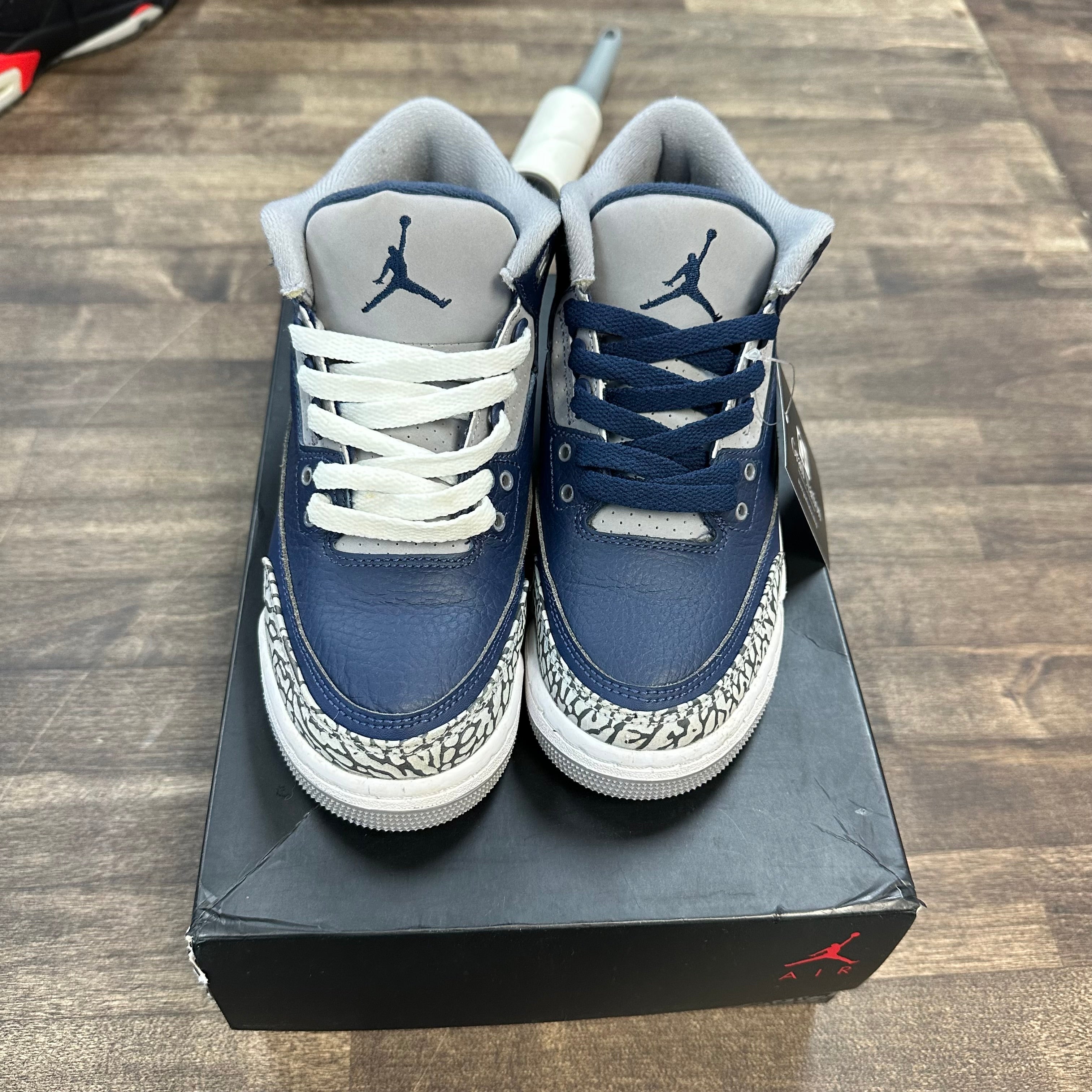 Jordan (GS) Georgetown Jordan 3 (USED) Size 5Y (Pre-Owned) - Image 2