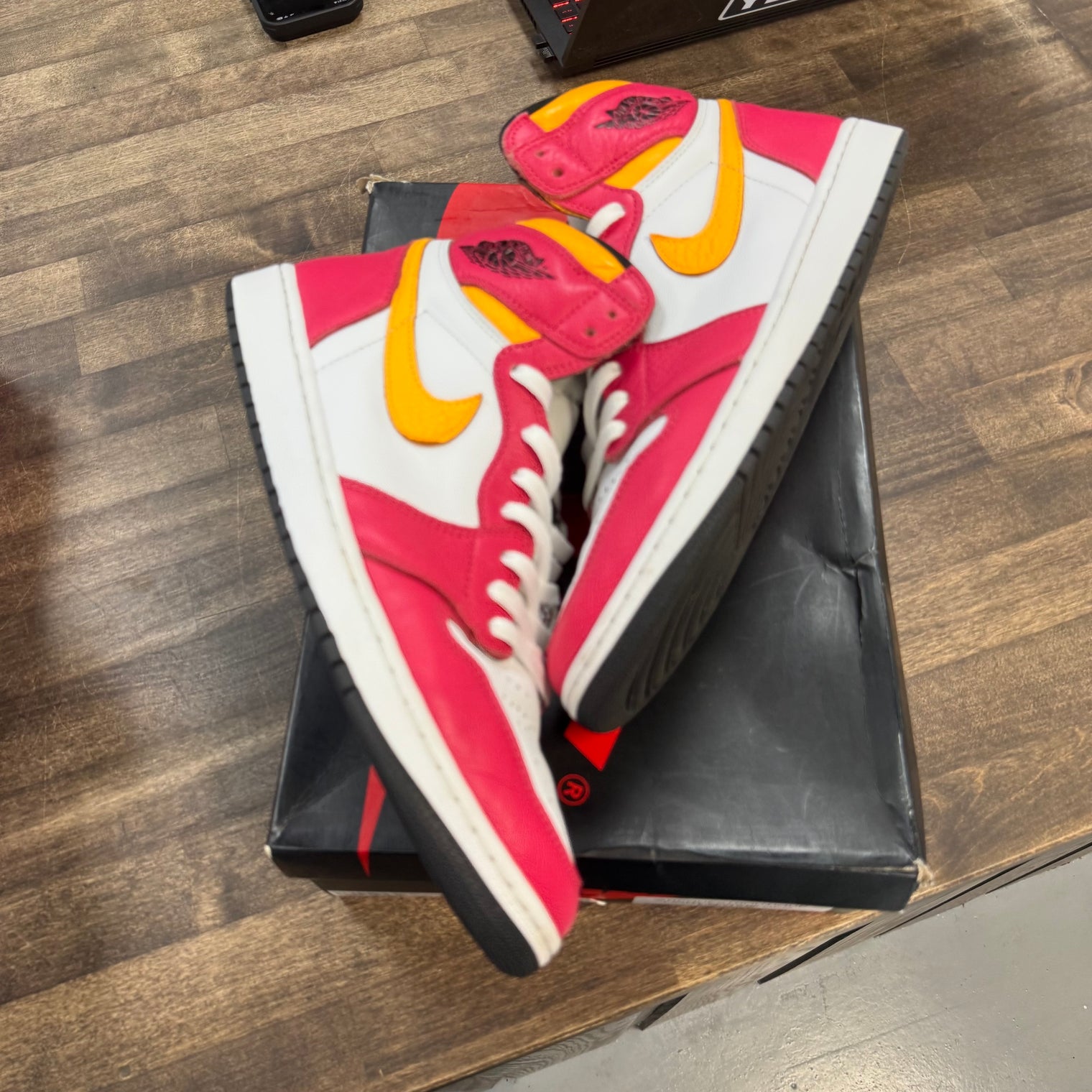Jordan 1 Retro High OG Light Fusion Red (USED)