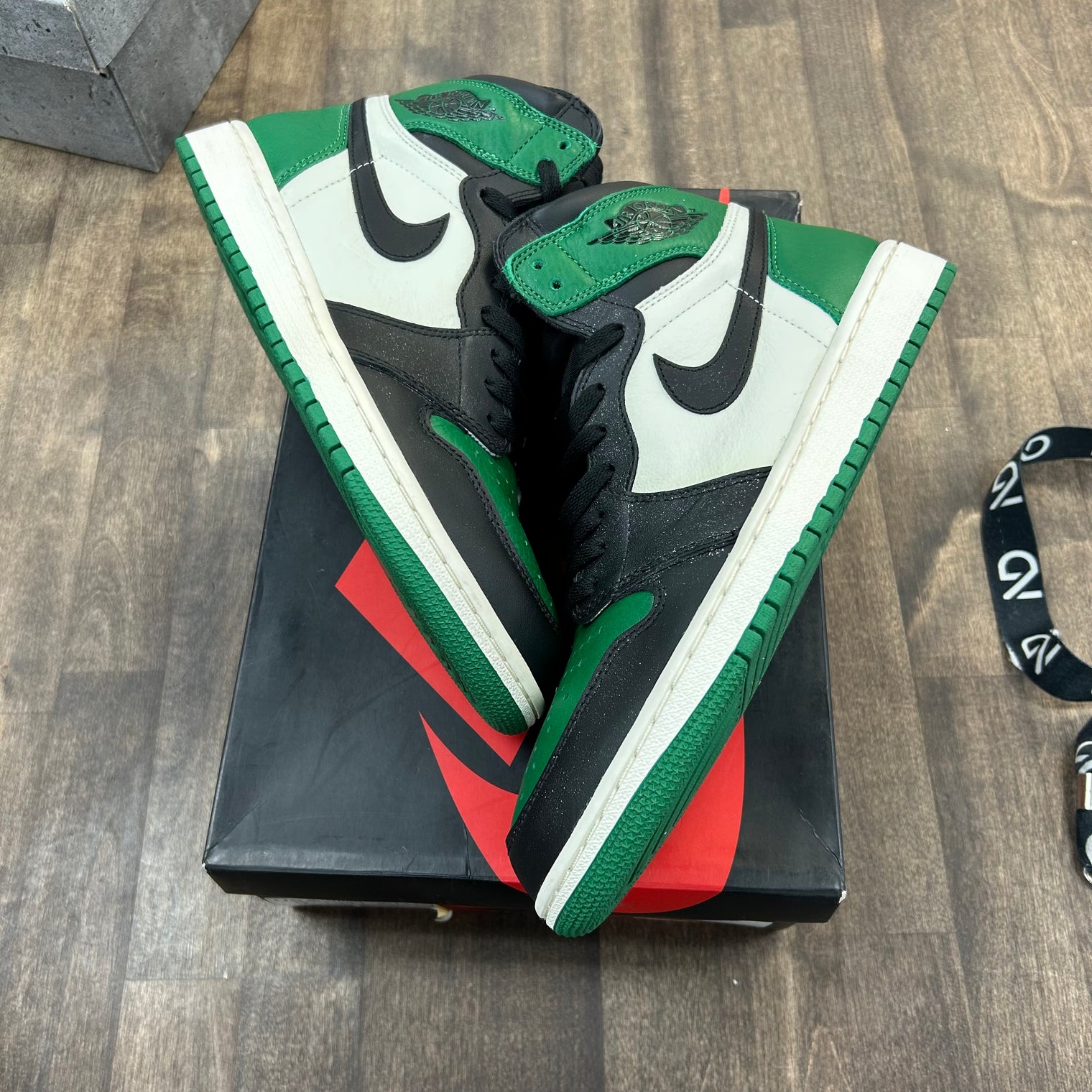 Pine Green Jordan 1 Retro High (Lightly Worn)