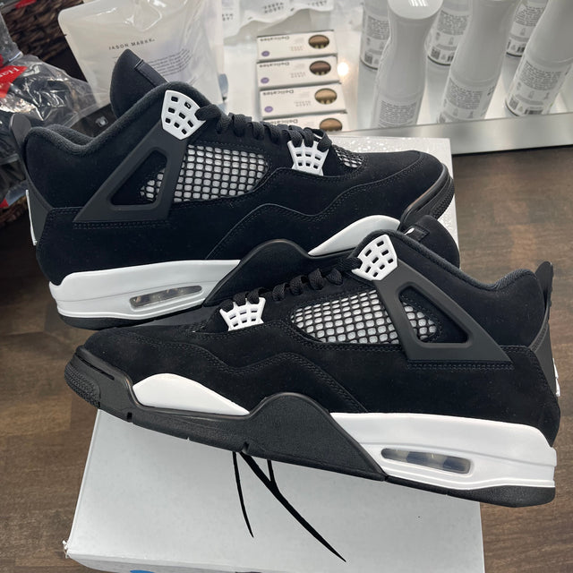 White Thunder Jordan 4 (USED)