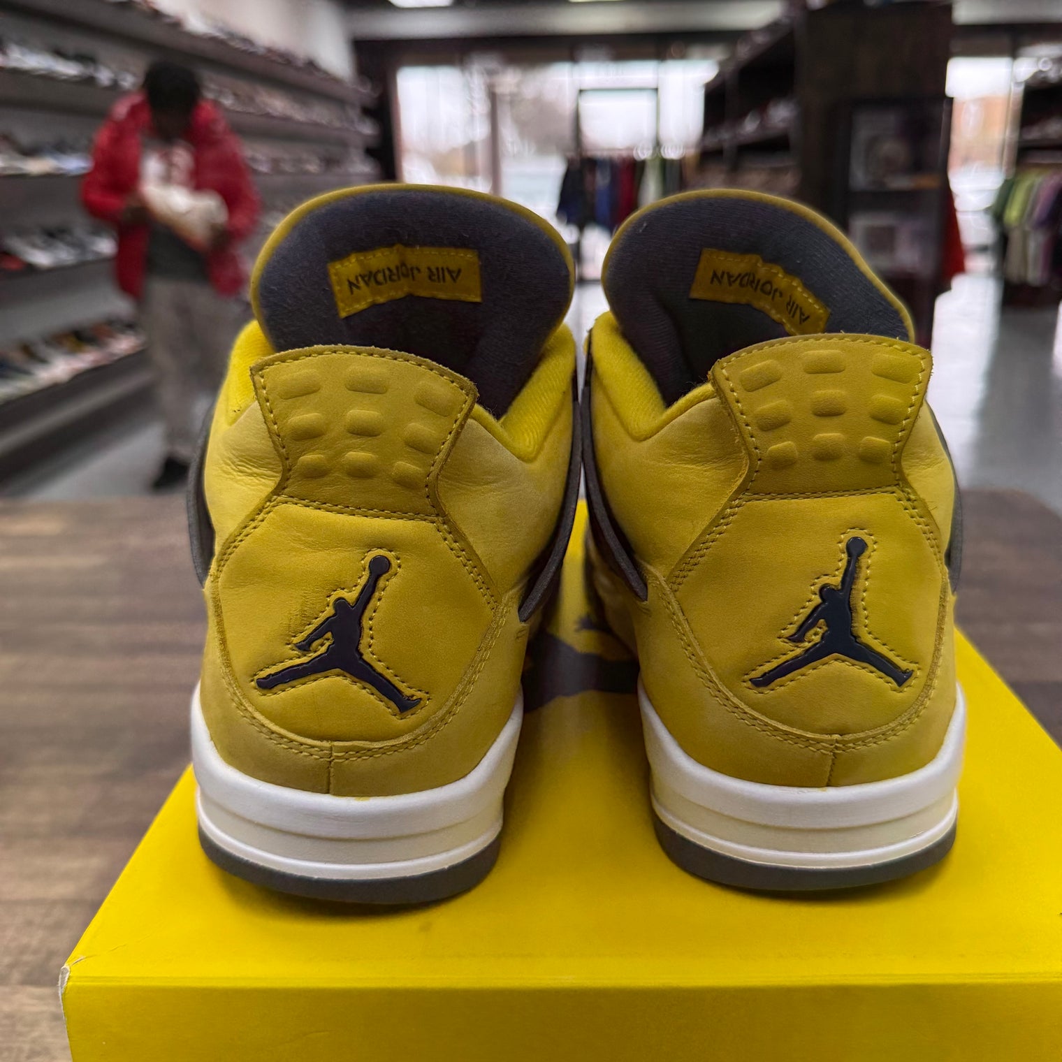 Lightning Jordan 4 Retro (USED)