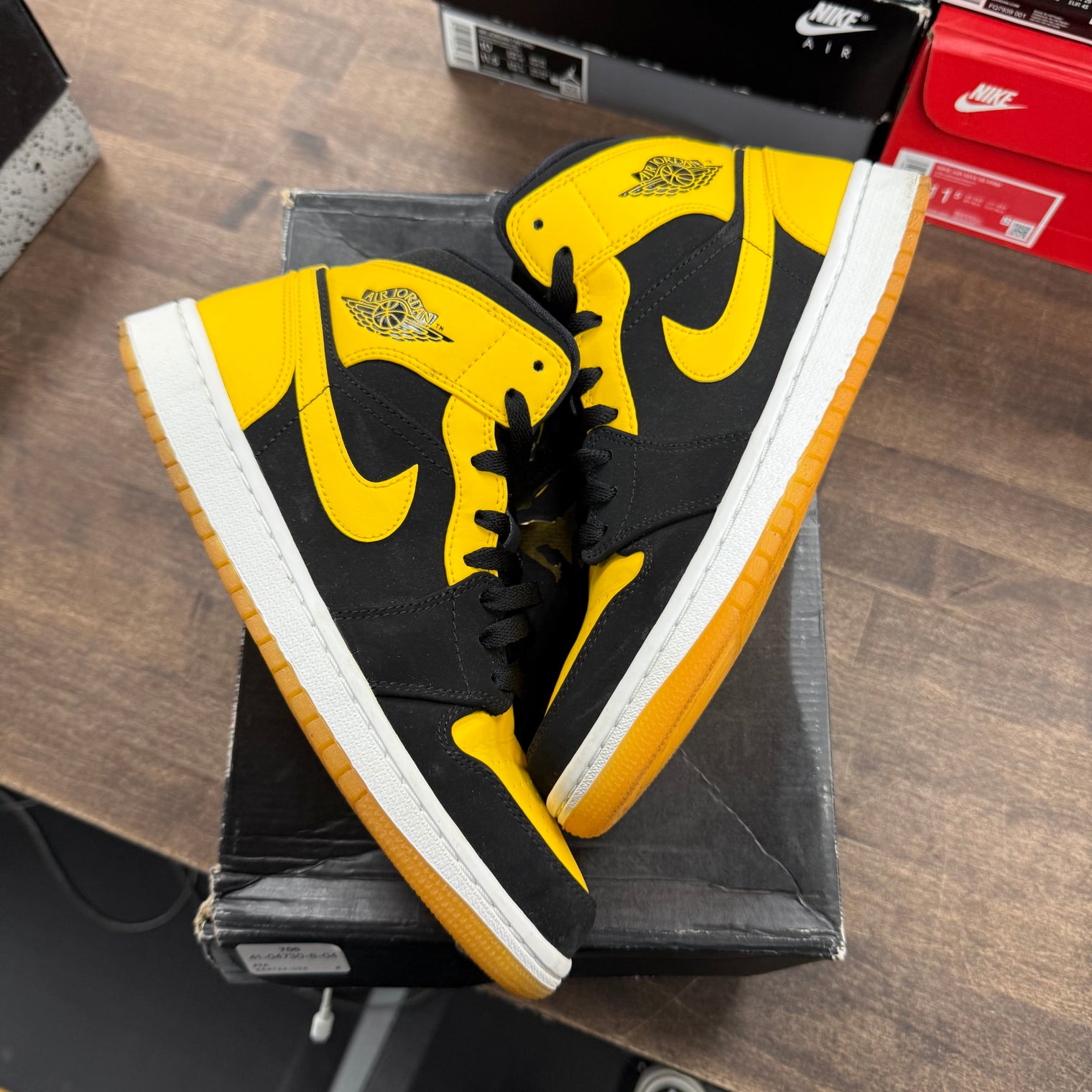 New Love Jordan 1 Retro Mid (2017) (USED)