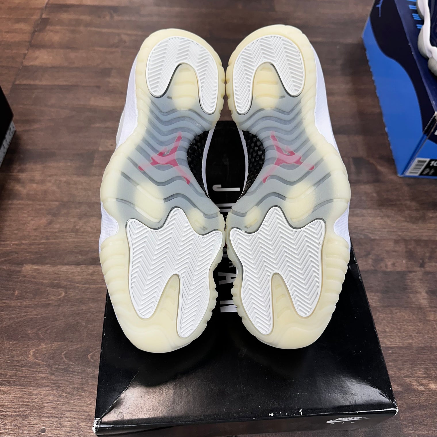 Platinum Tint Jordan 11 (Flaw)