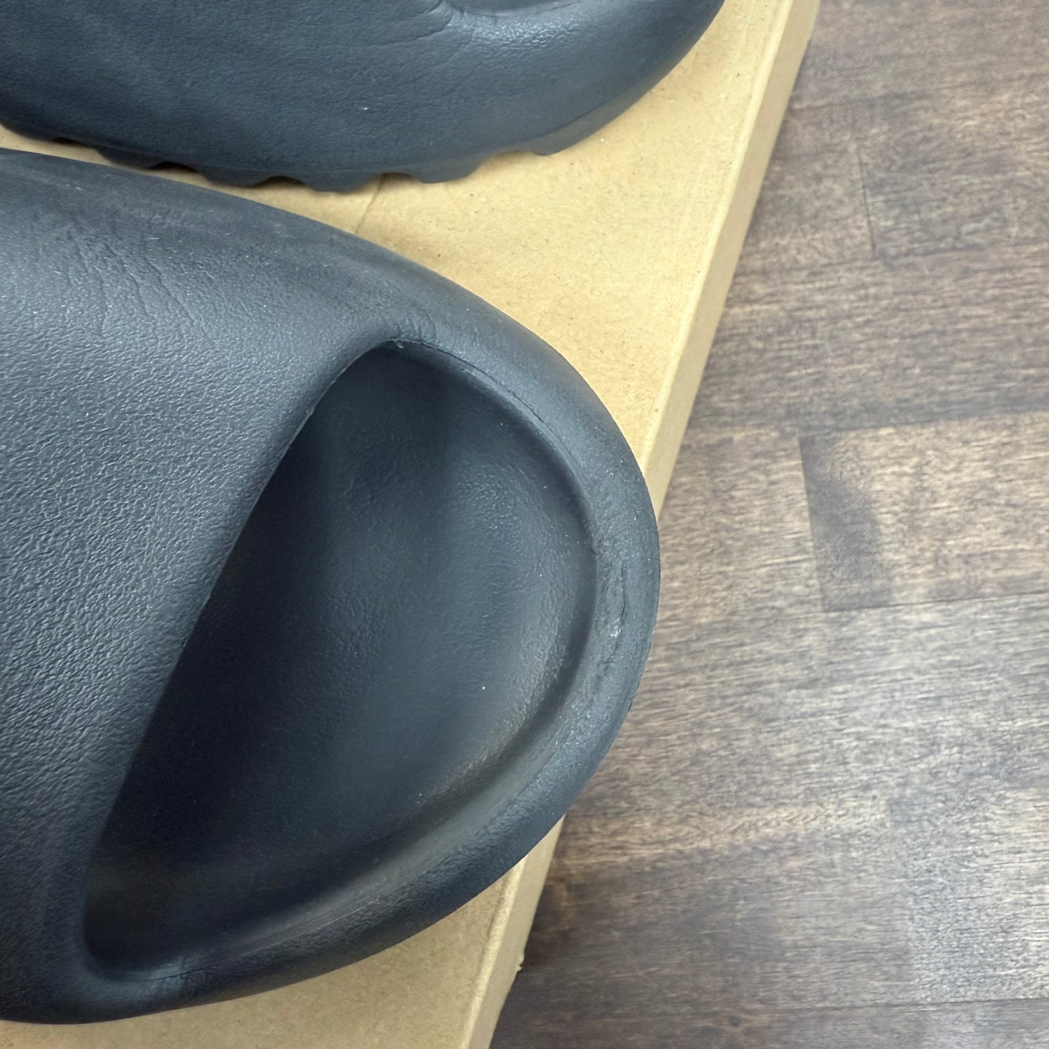 Onyx Yeezy Slide (USED, Shrunken)