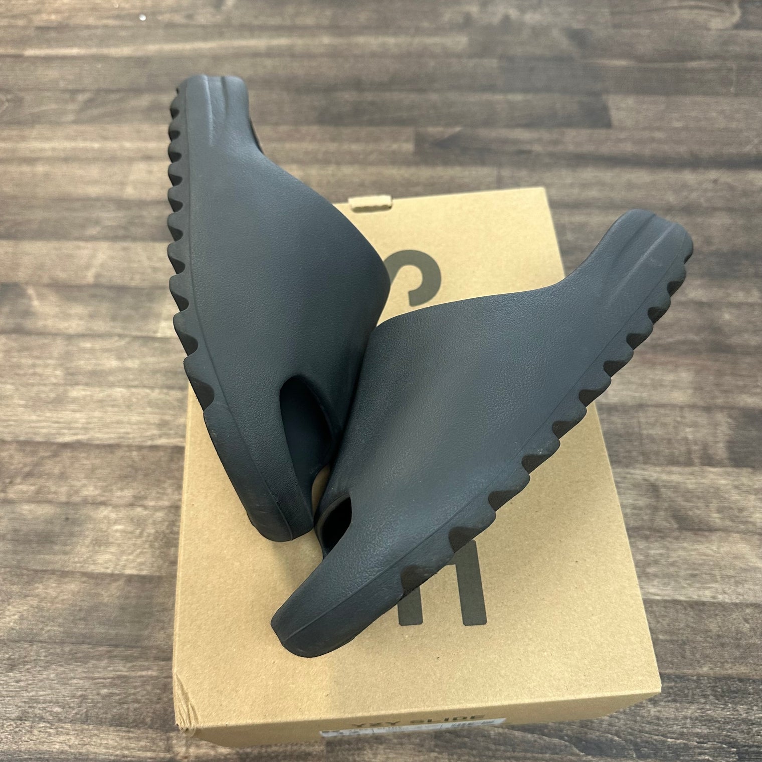 Onyx Yeezy Slide (USED)