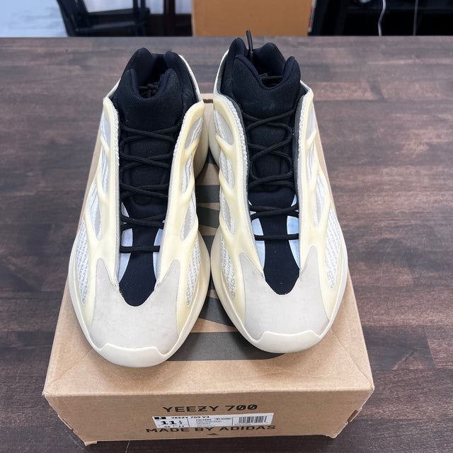Azael Yeezy 700 V3 (USED)