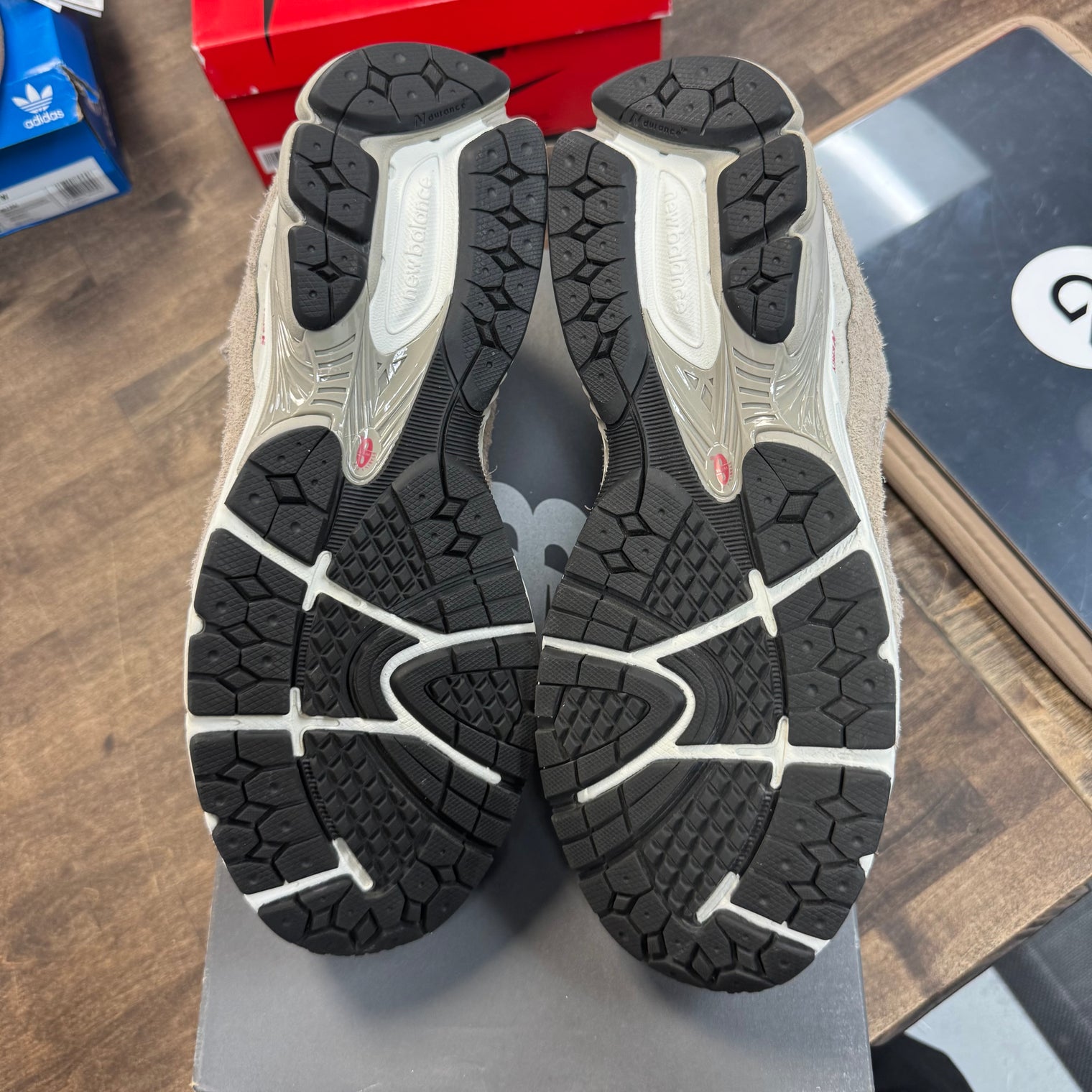 Protection Pack Driftwood New Balance 2002R (USED)