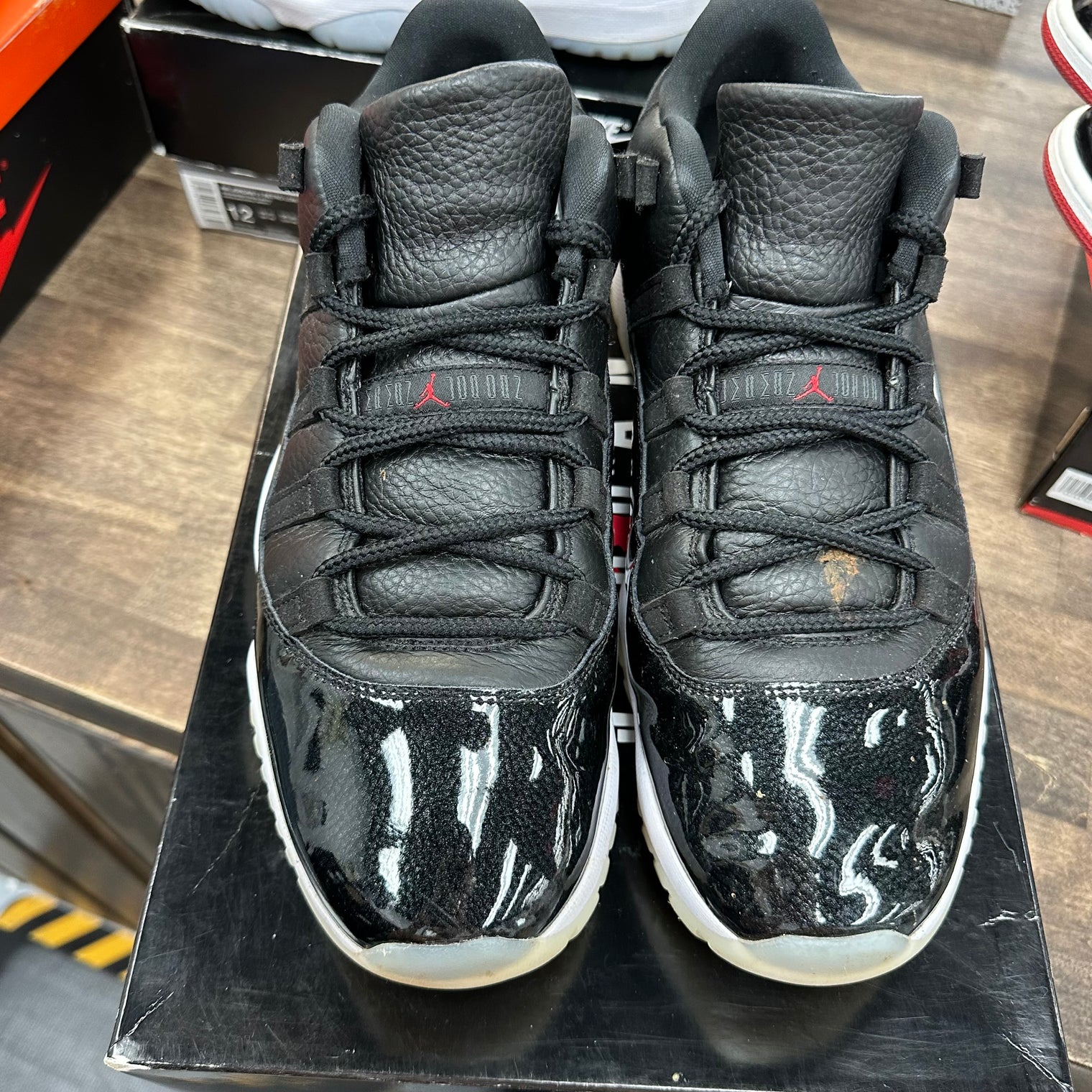72-10 Jordan 11 Low (USED)