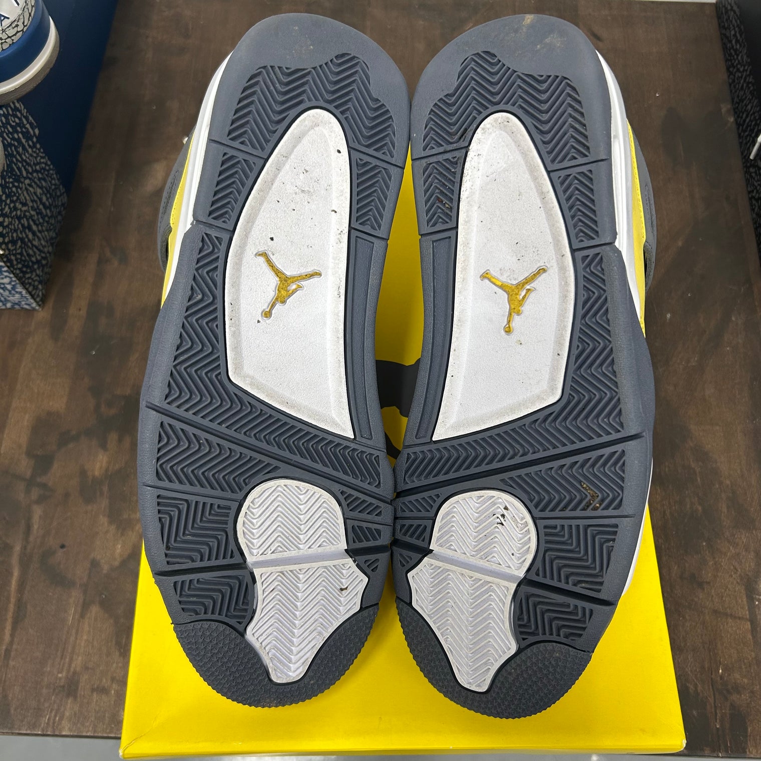 Lightning Jordan 4 (USED)