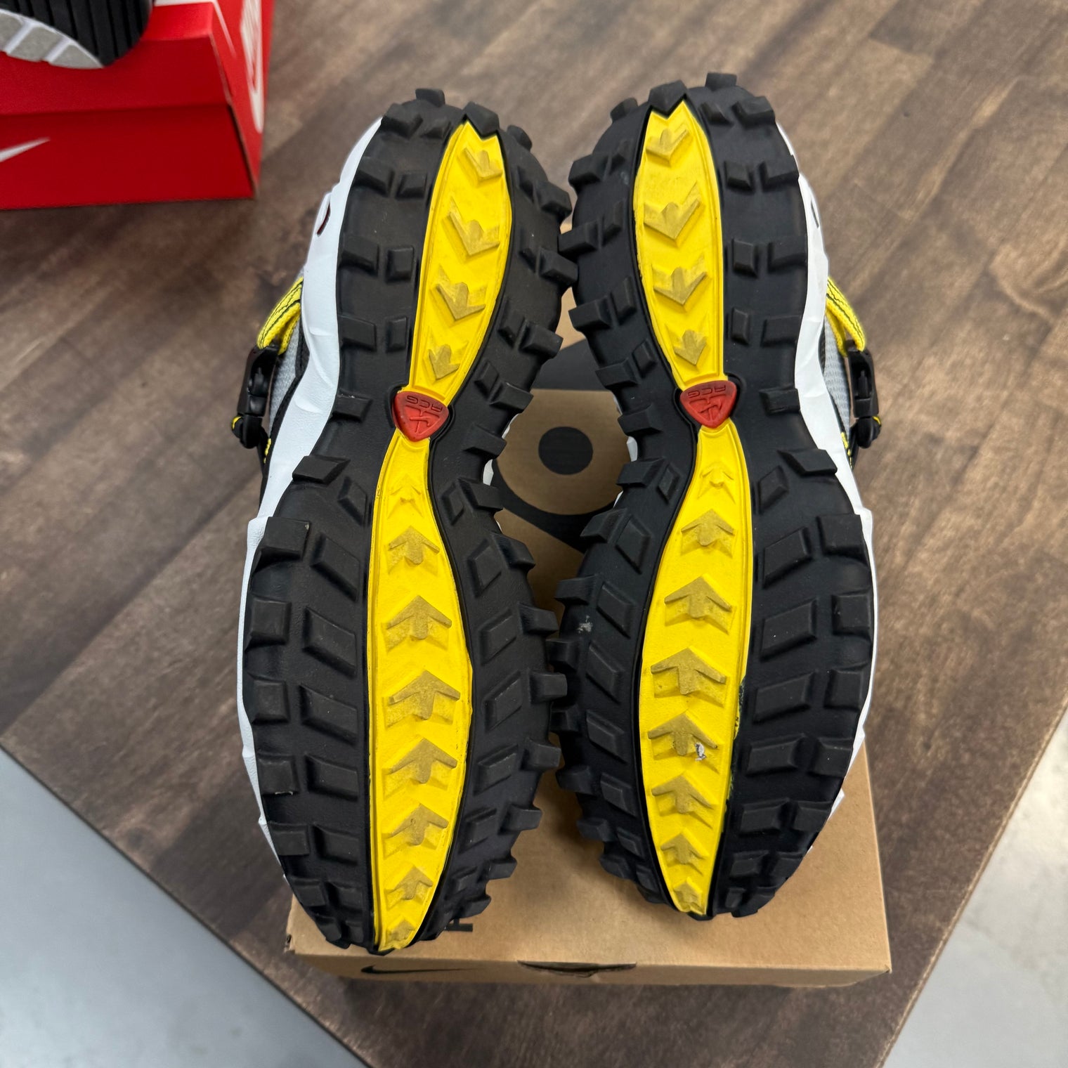 Nike ACG Phassad Yellow Zest Metallic Silver (USED)