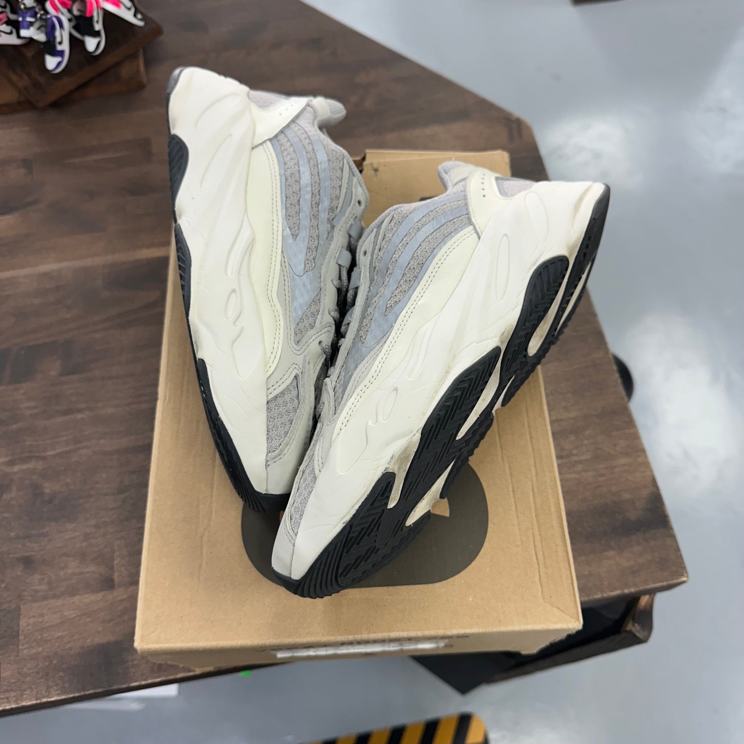 Static Yeezy 700 V2 (USED)