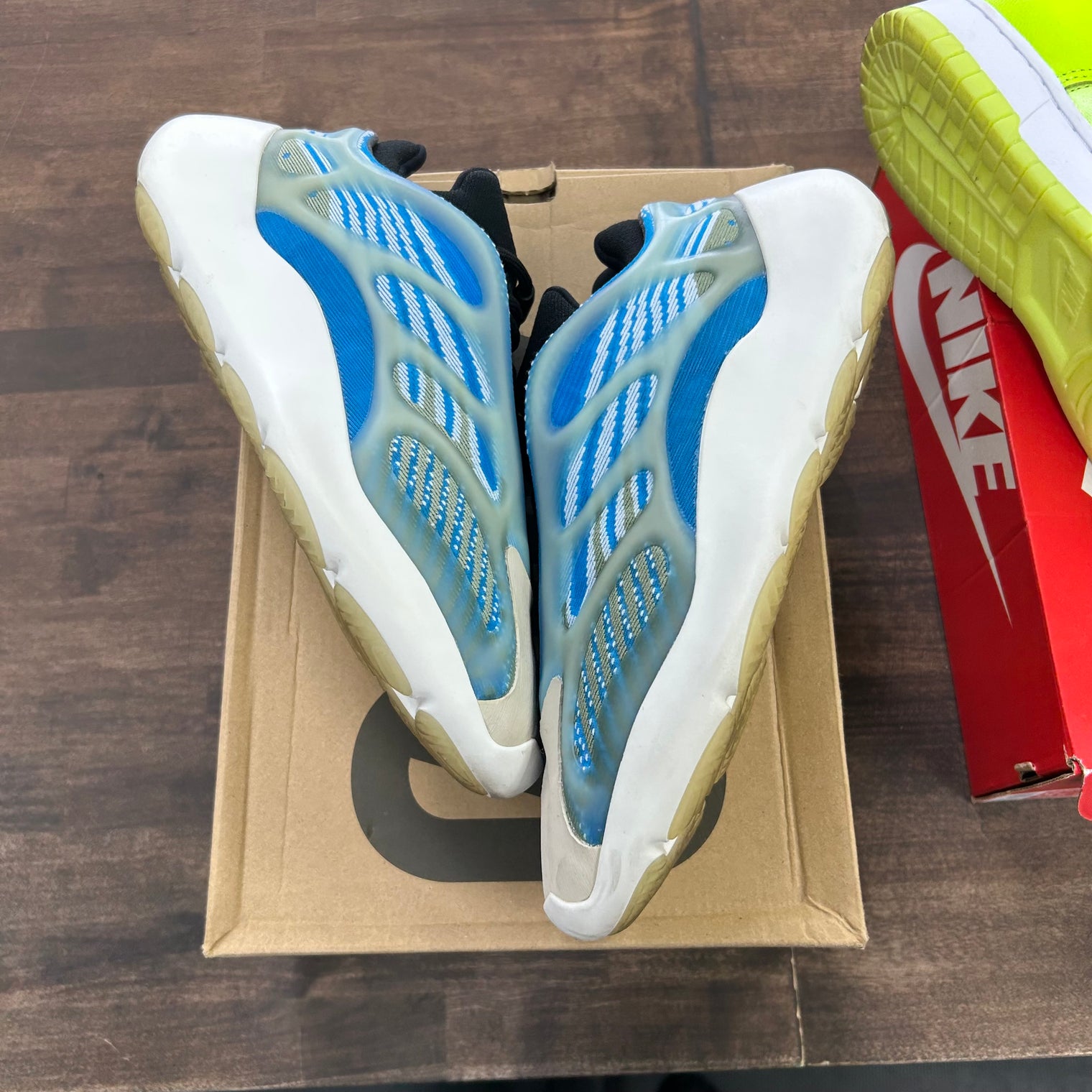 Arzareth Yeezy 700 V3 (USED)