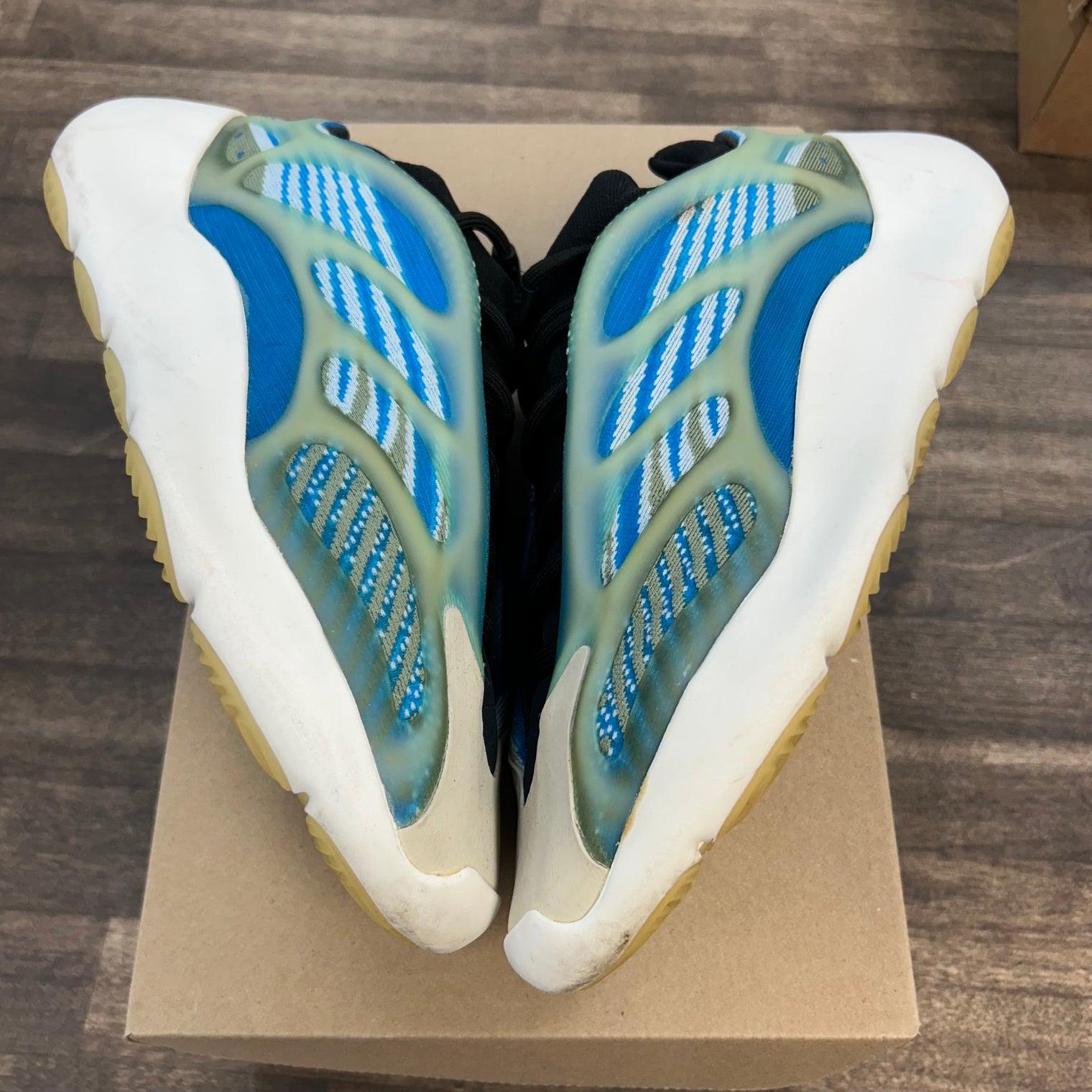 Arzareth Yeezy 700 V3 (USED,No Box)