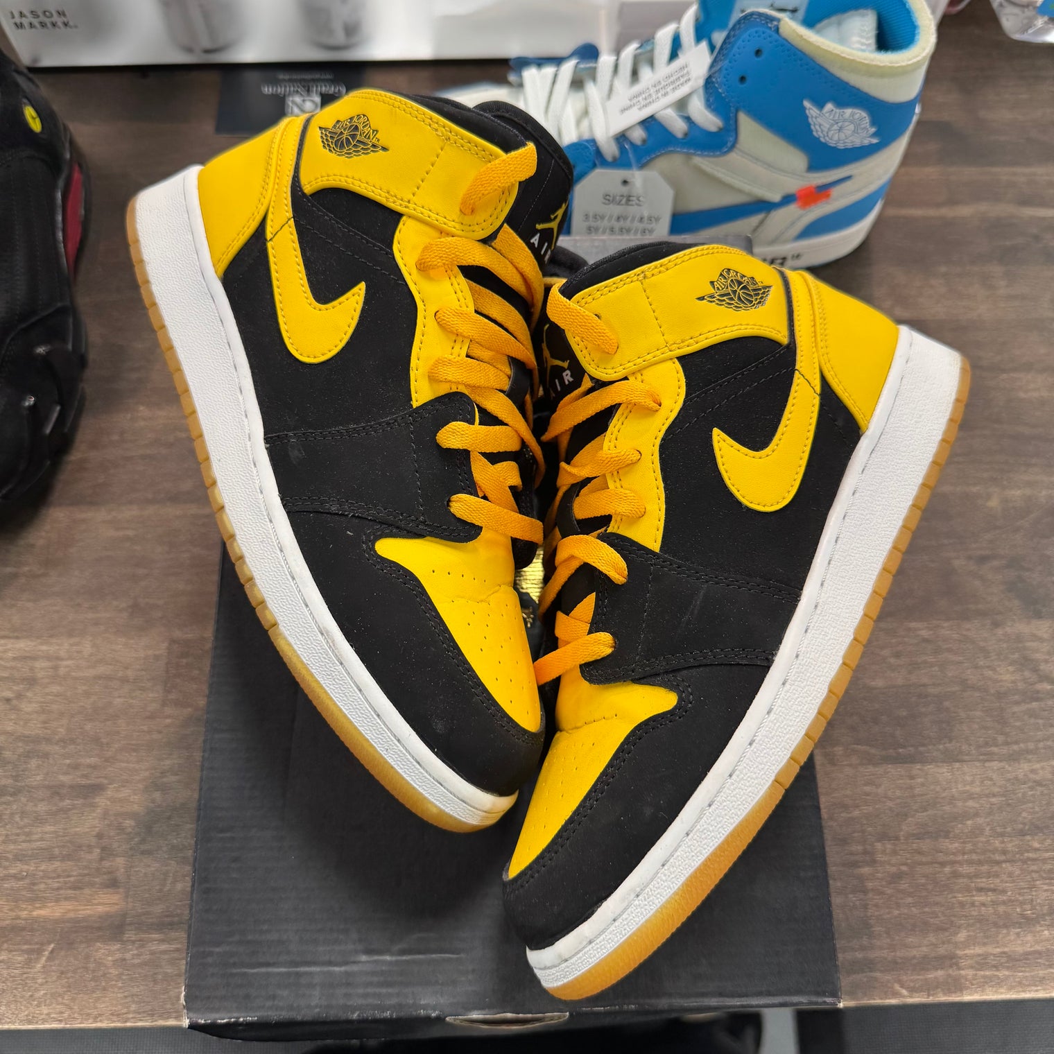 New Love Jordan 1 Mid (USED)