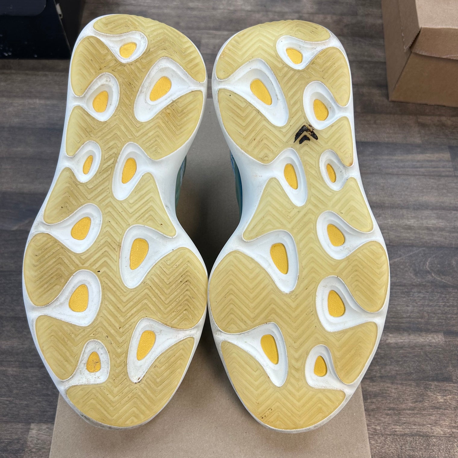 Arzareth Yeezy 700 V3 (USED,No Box)