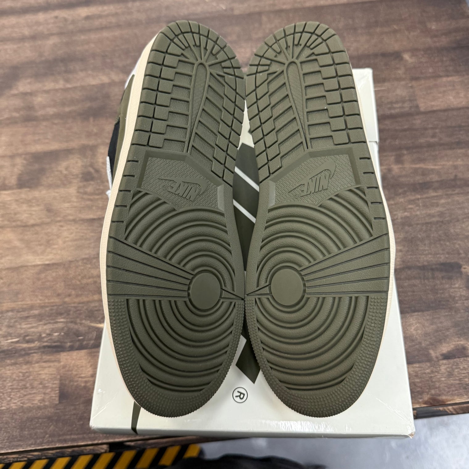 (W) Olive Travis Scott Jordan 1 Low OG (USED)