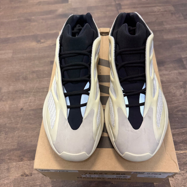 Azael Yeezy 700 V3 (USED)