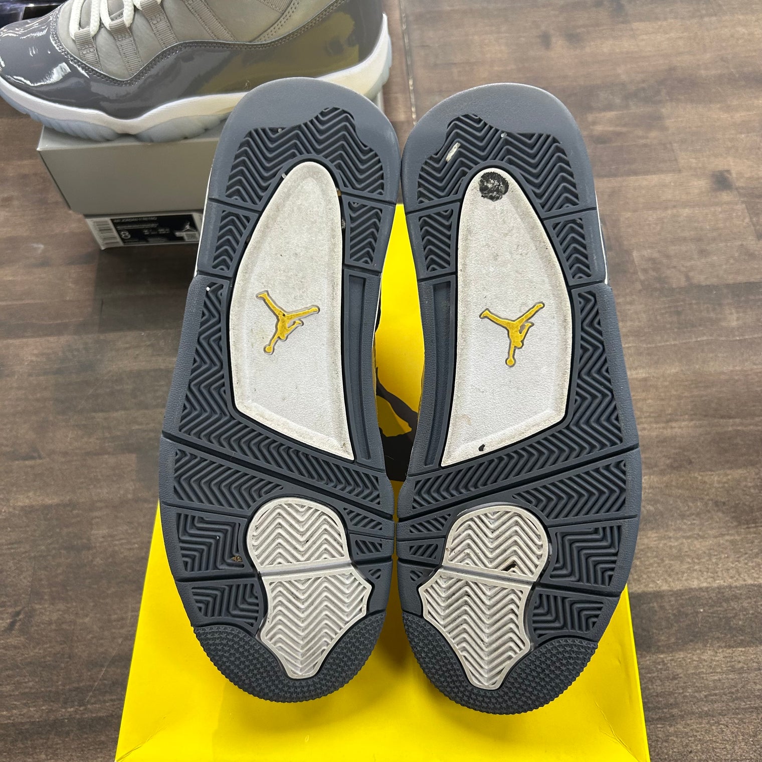 Lightning Jordan 4 Retro (USED)