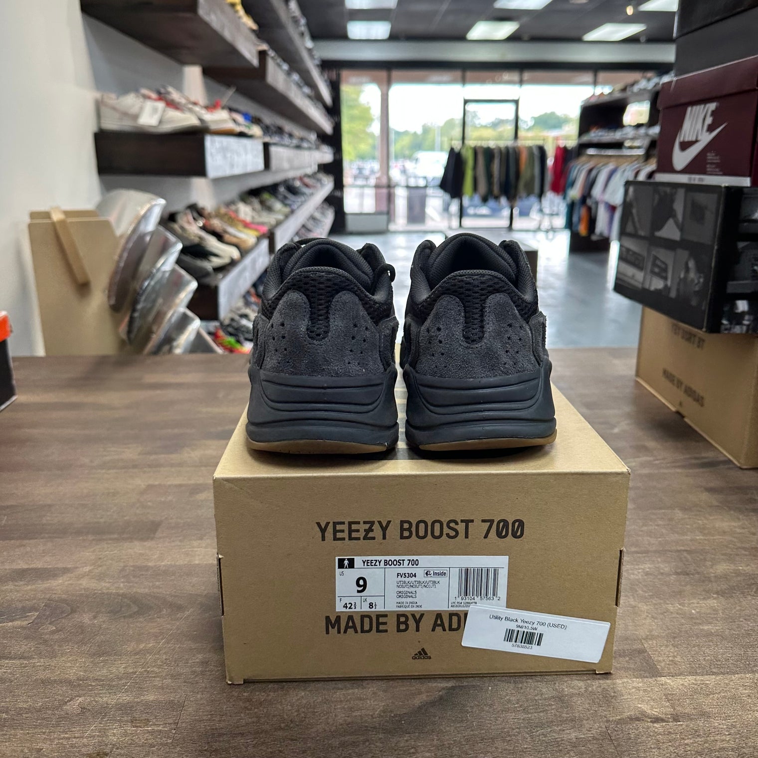 Utility Black Yeezy 700 (USED)