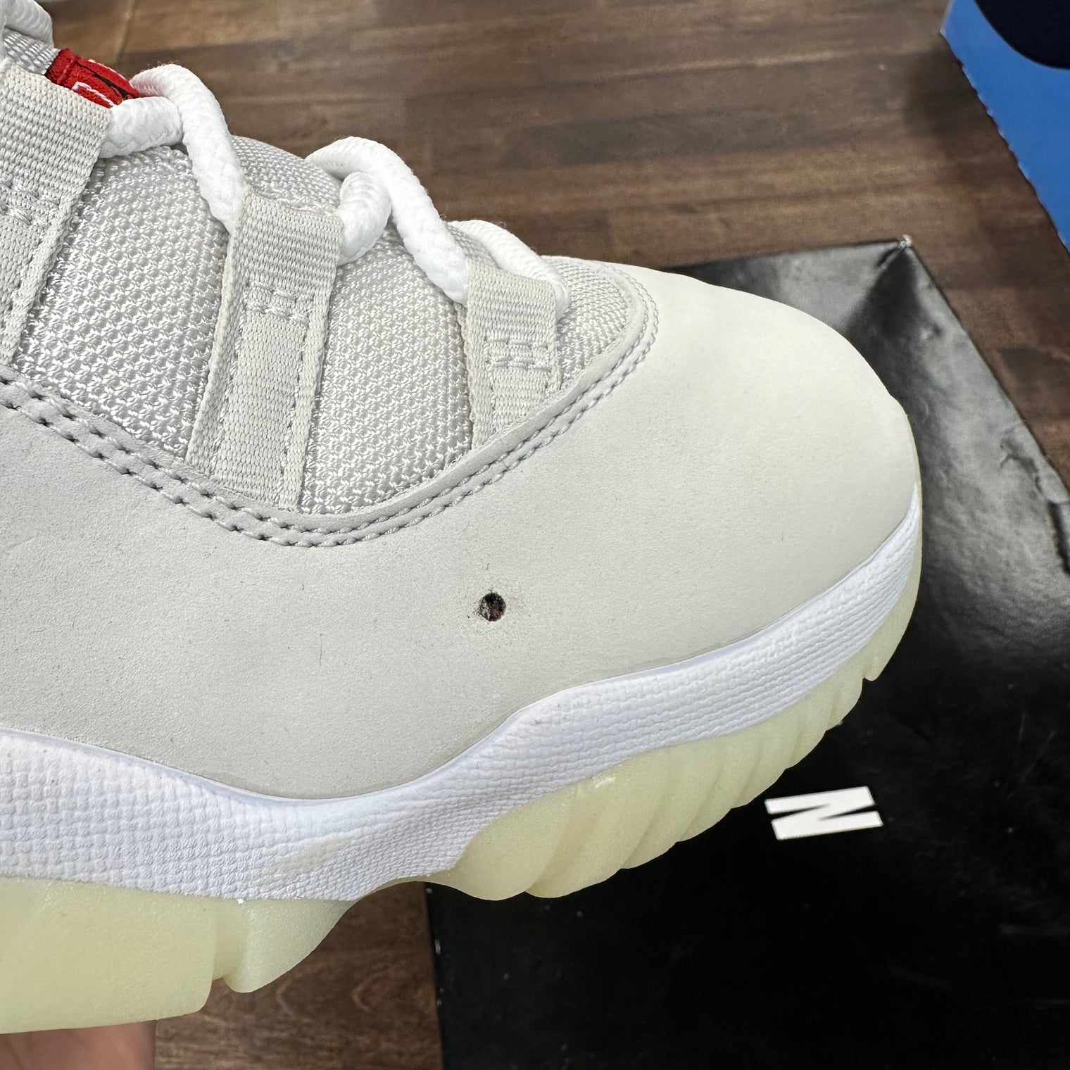 Platinum Tint Jordan 11 (Flaw)