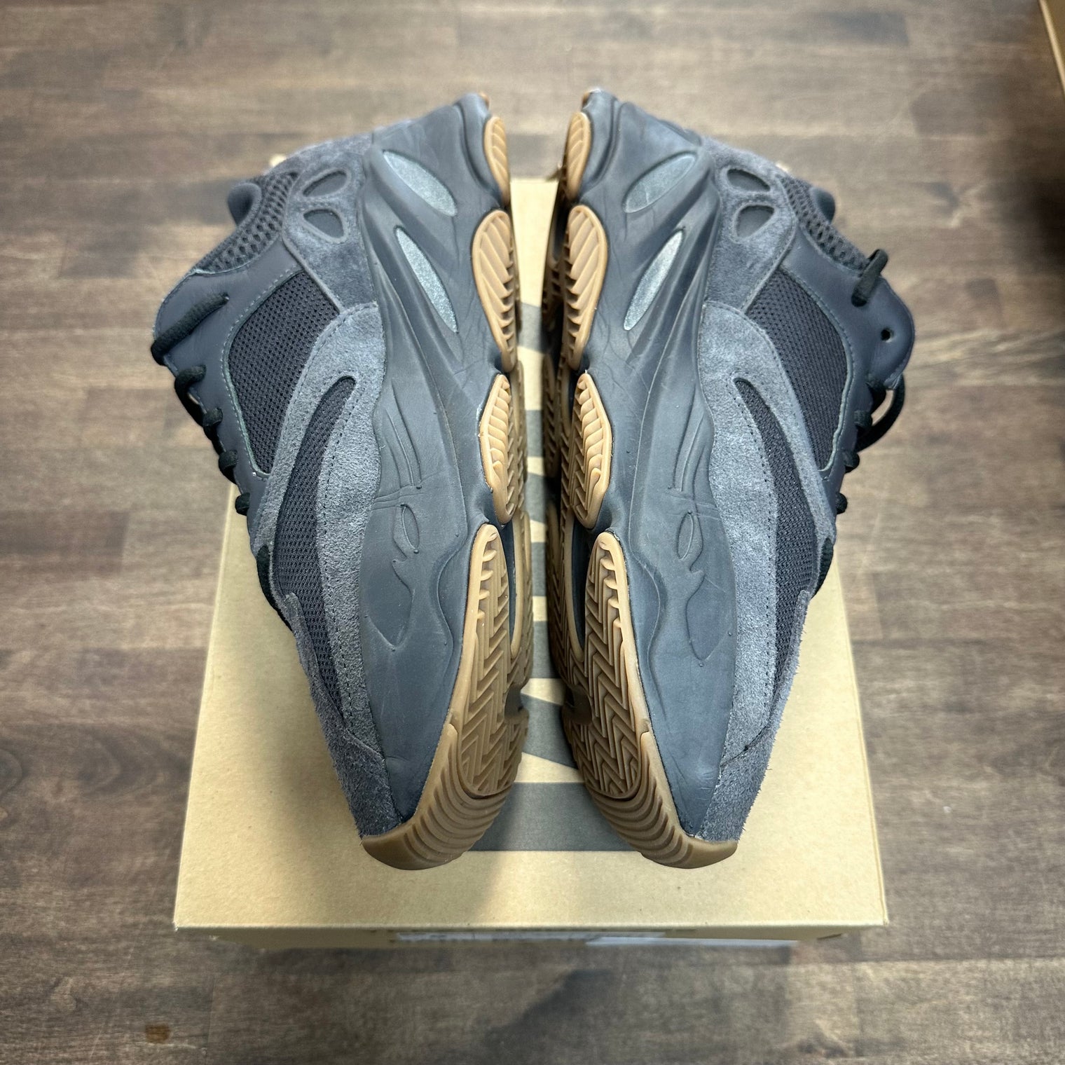 Utility Black Yeezy 700 (USED)
