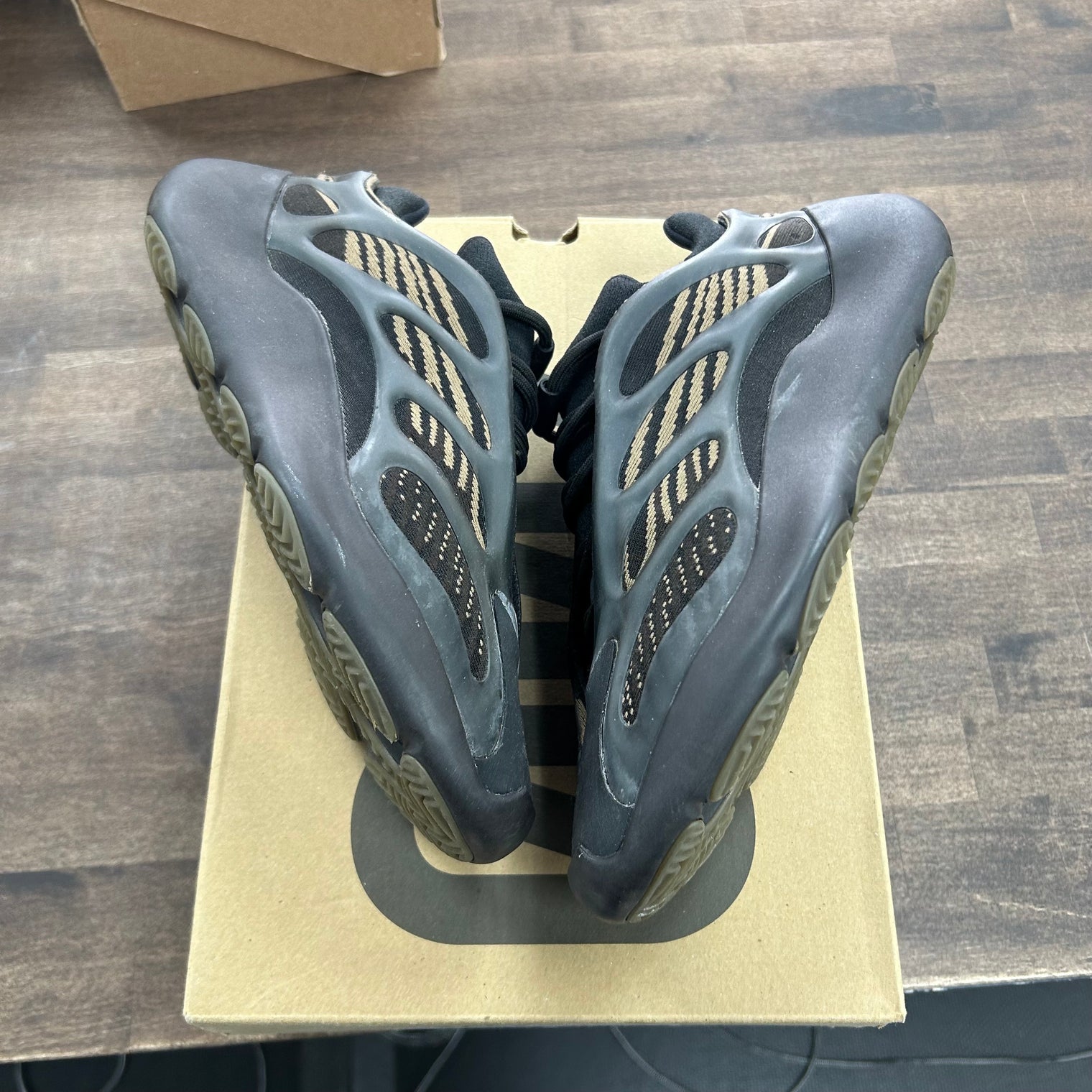 Clay Brown adidas Yeezy 700 V3 (USED)