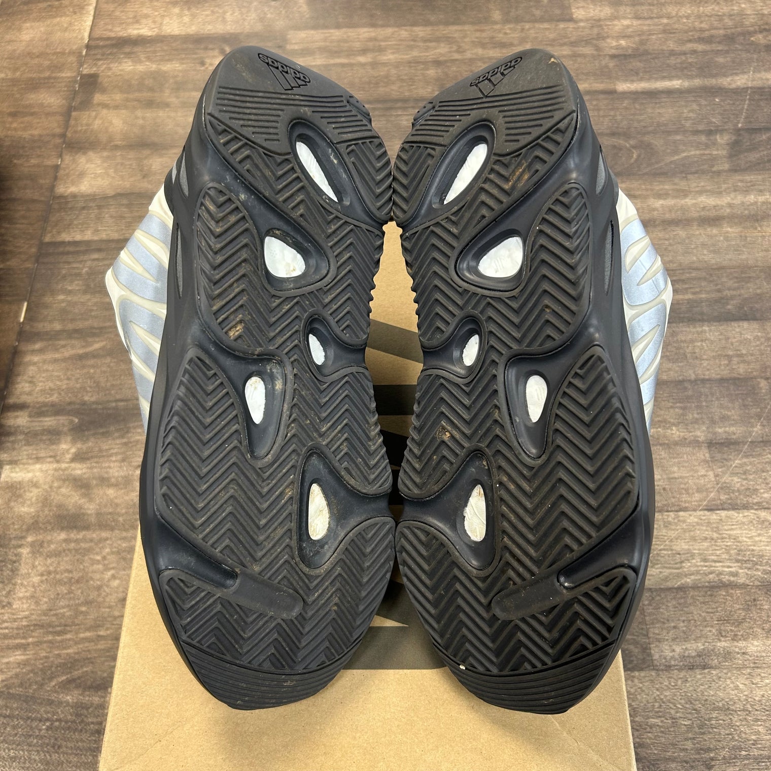 Bone Yeezy MNVN (USED)