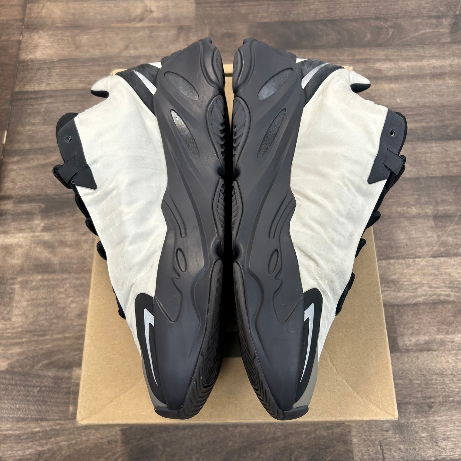 Bone Yeezy MNVN (USED)