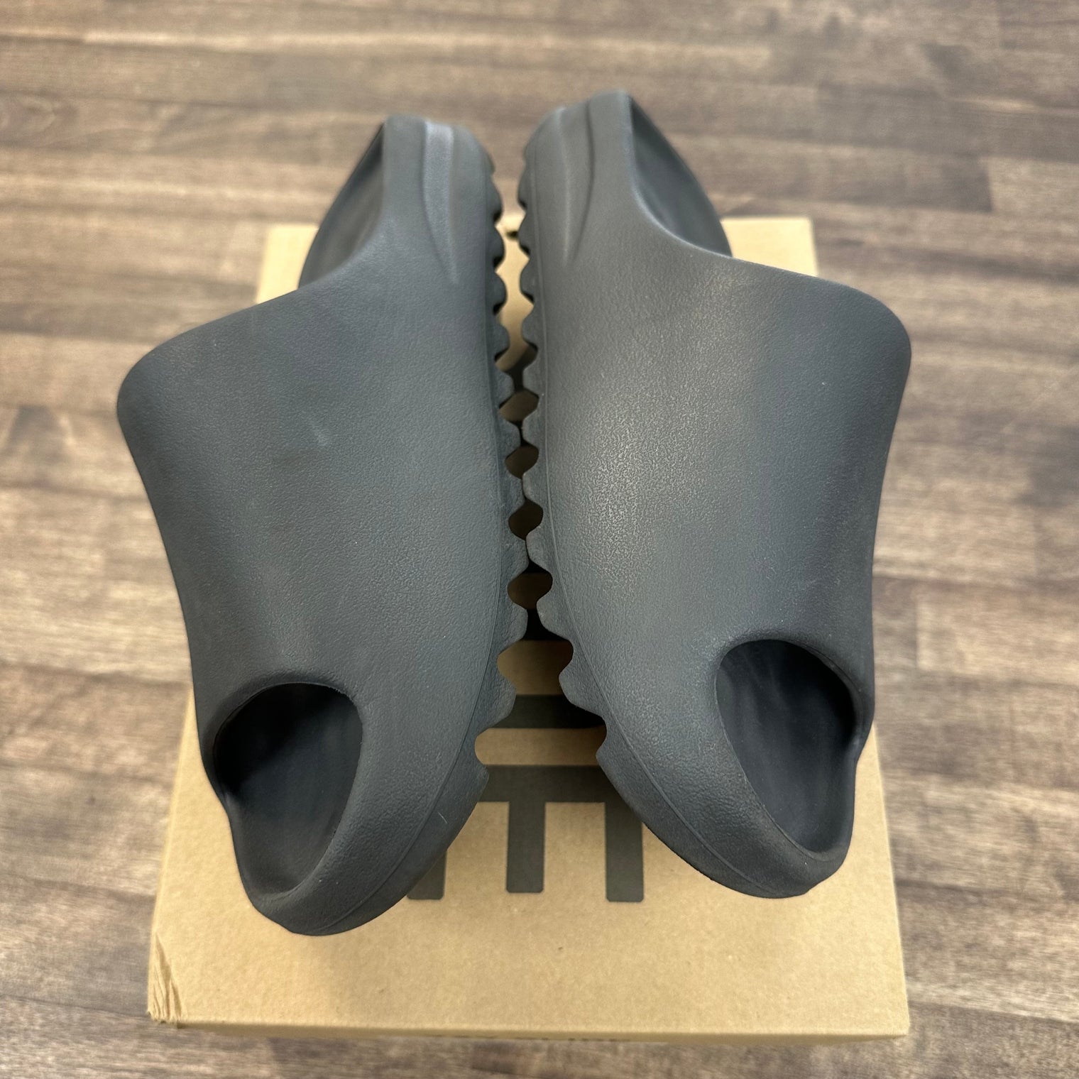 Onyx Yeezy Slide (USED)