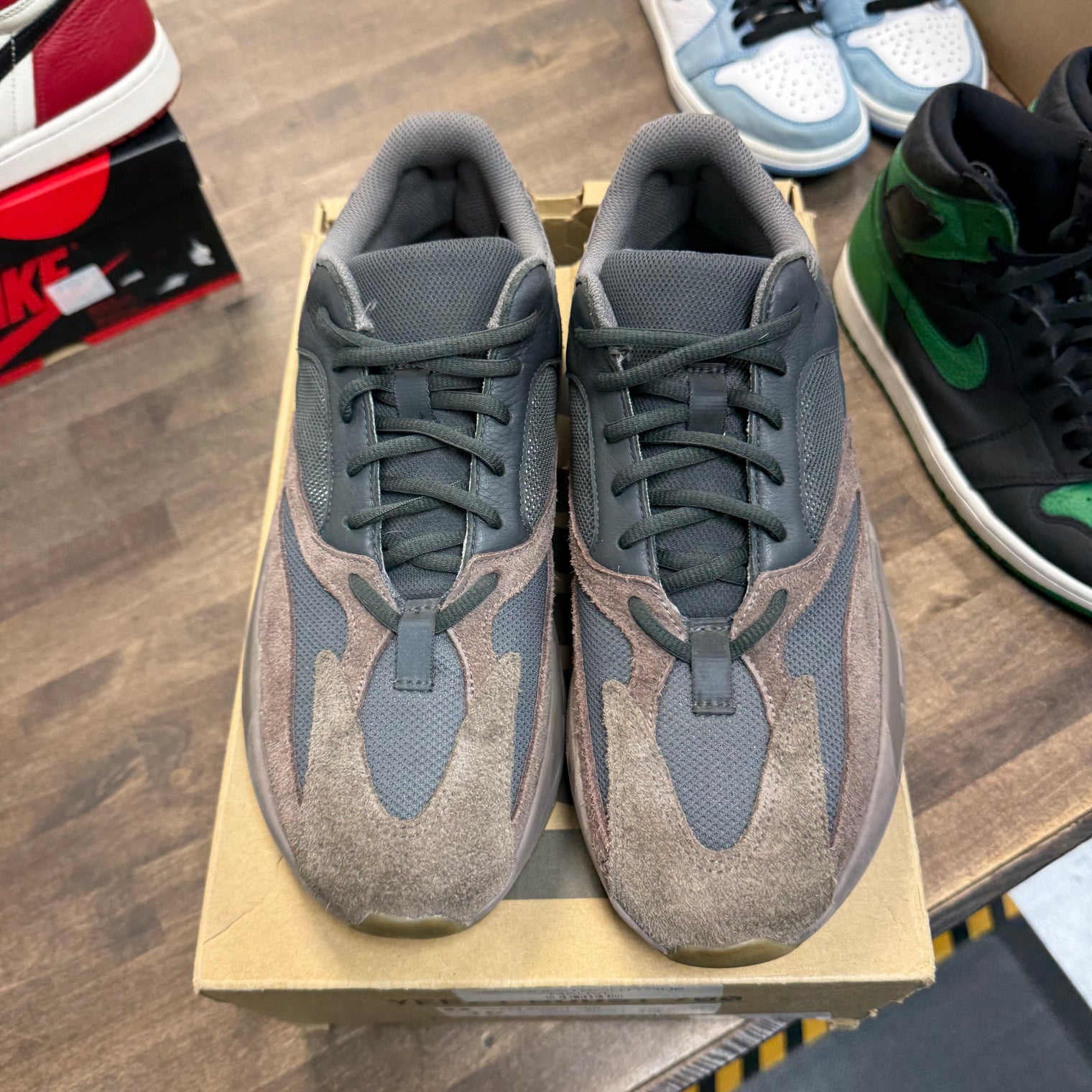Mauve Yeezy 700 (USED)