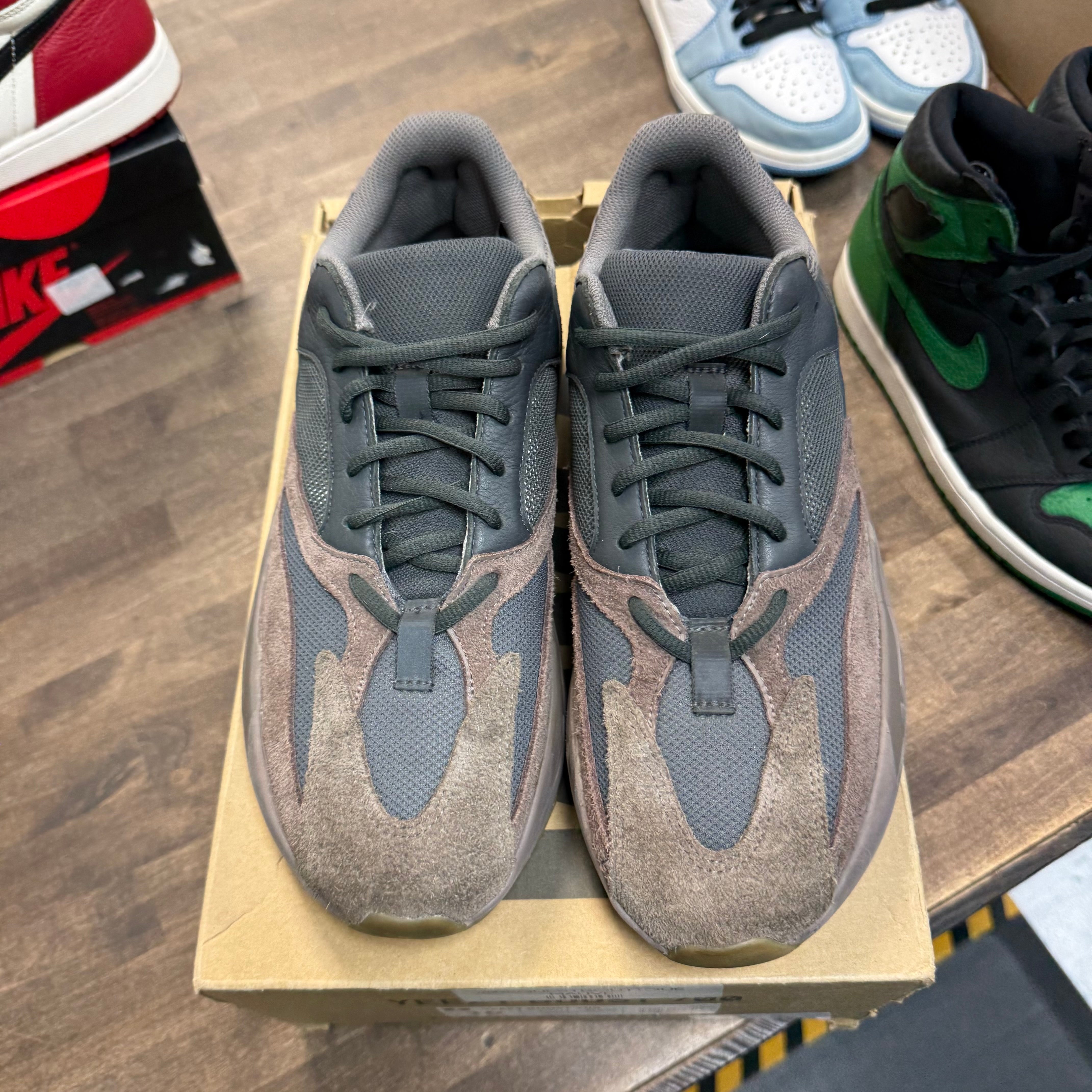 adidas Mauve Yeezy 700 (USED) Size 10 (Pre-Owned) - Image 2