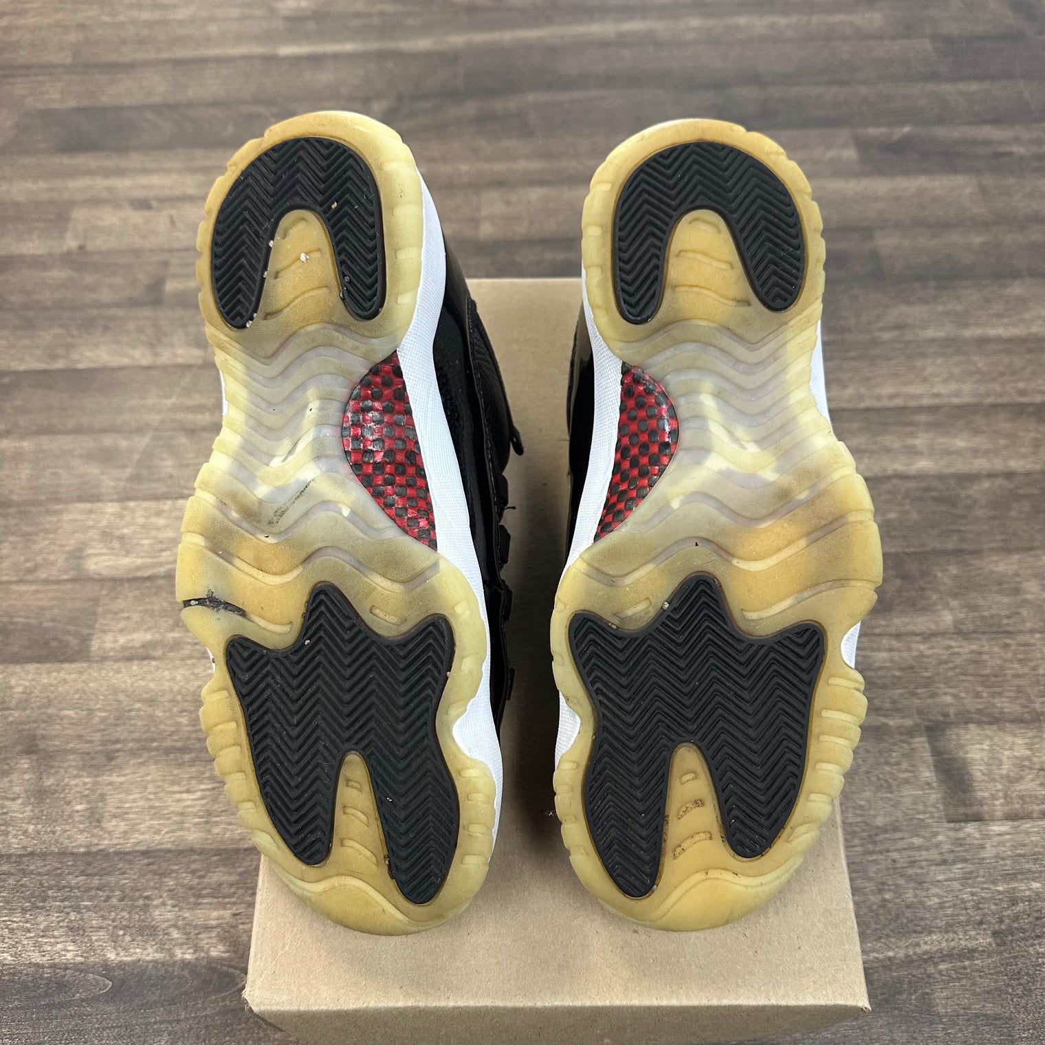 Jordan 11 Low 72-10 (USED, No Box)