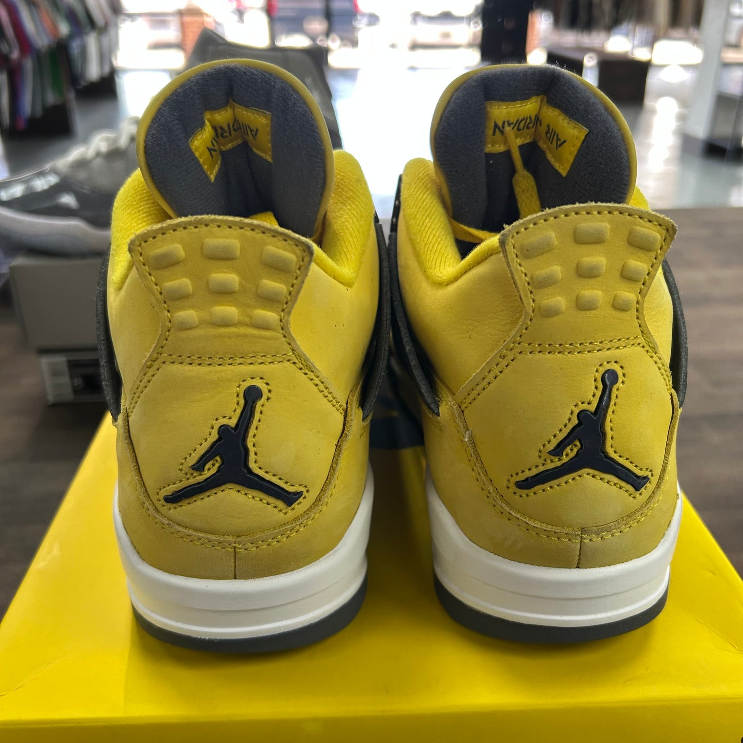 Lightning Jordan 4 Retro (USED)