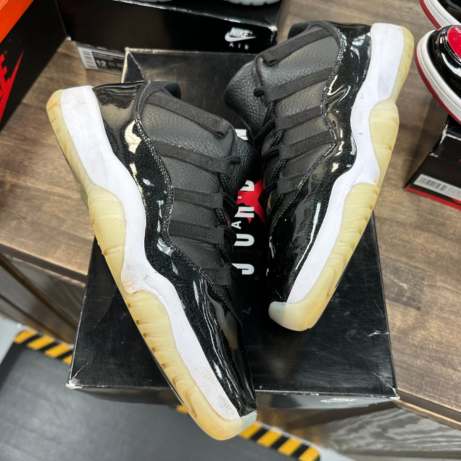72-10 Jordan 11 Low (USED)