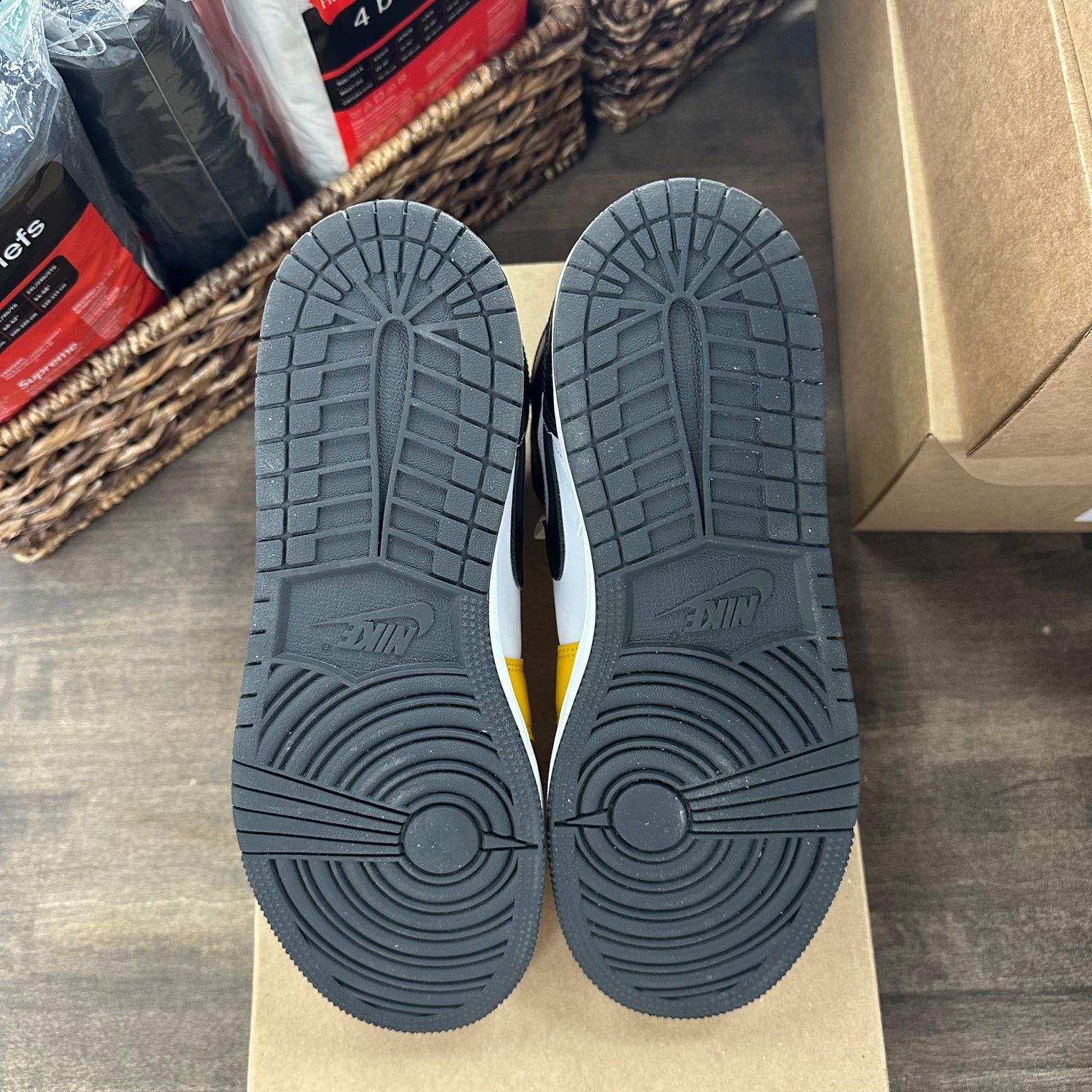 Jordan 1 Mid Yellow Ochre (Grade school) (US 7Y) (USED, No Insoles, No Box)