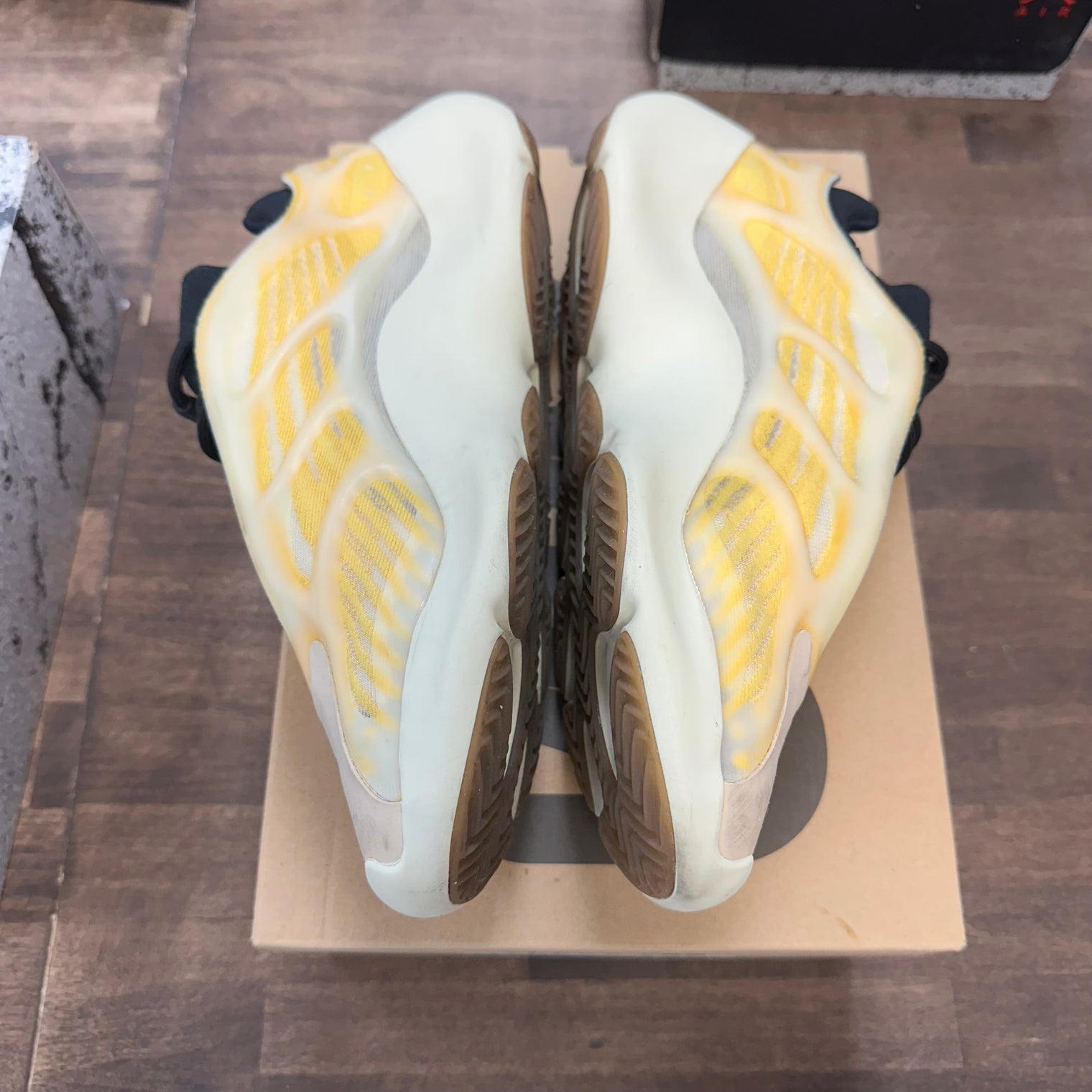 Mono Safflower adidas Yeezy 700 V3 (USED)