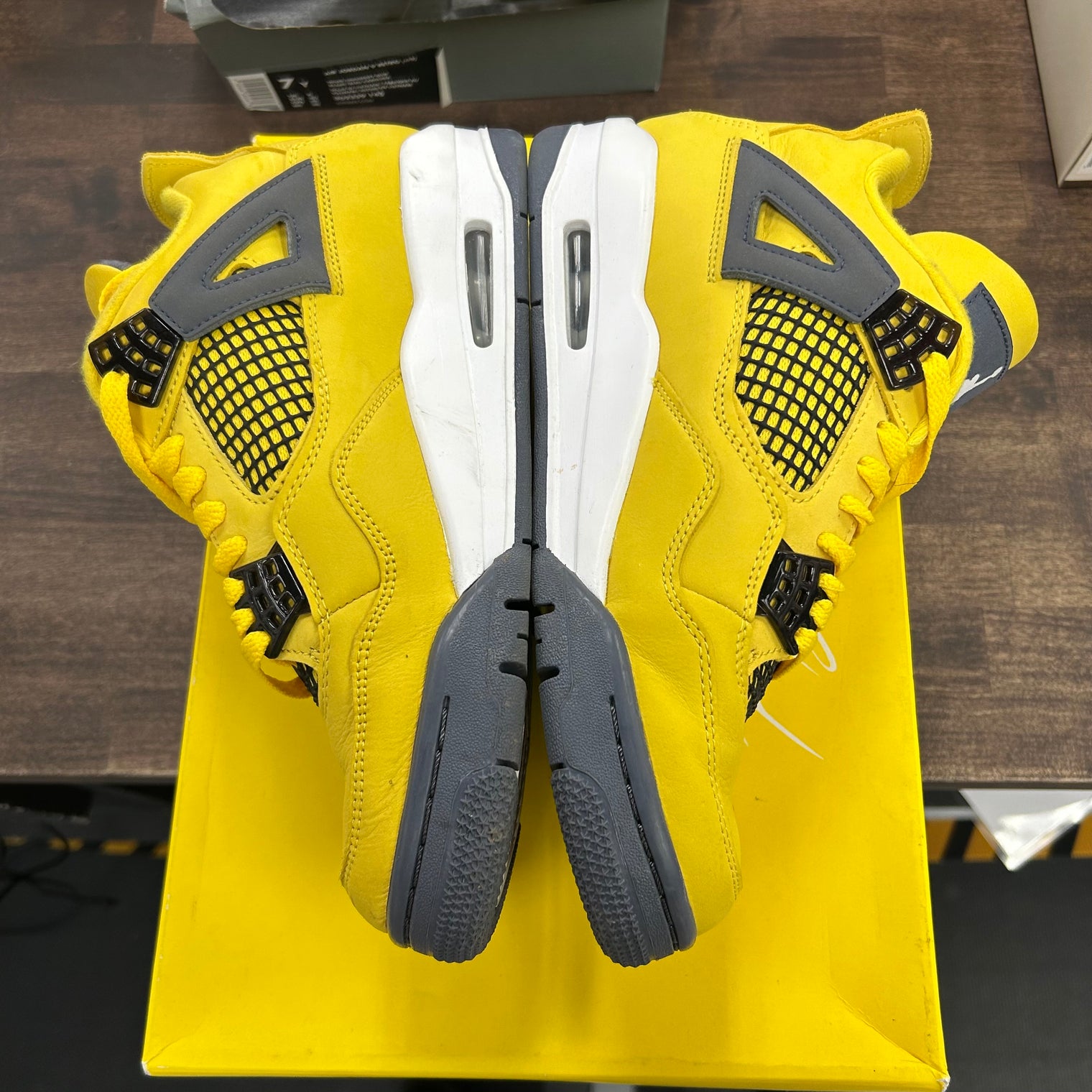 Lightning Jordan 4 Retro (USED)