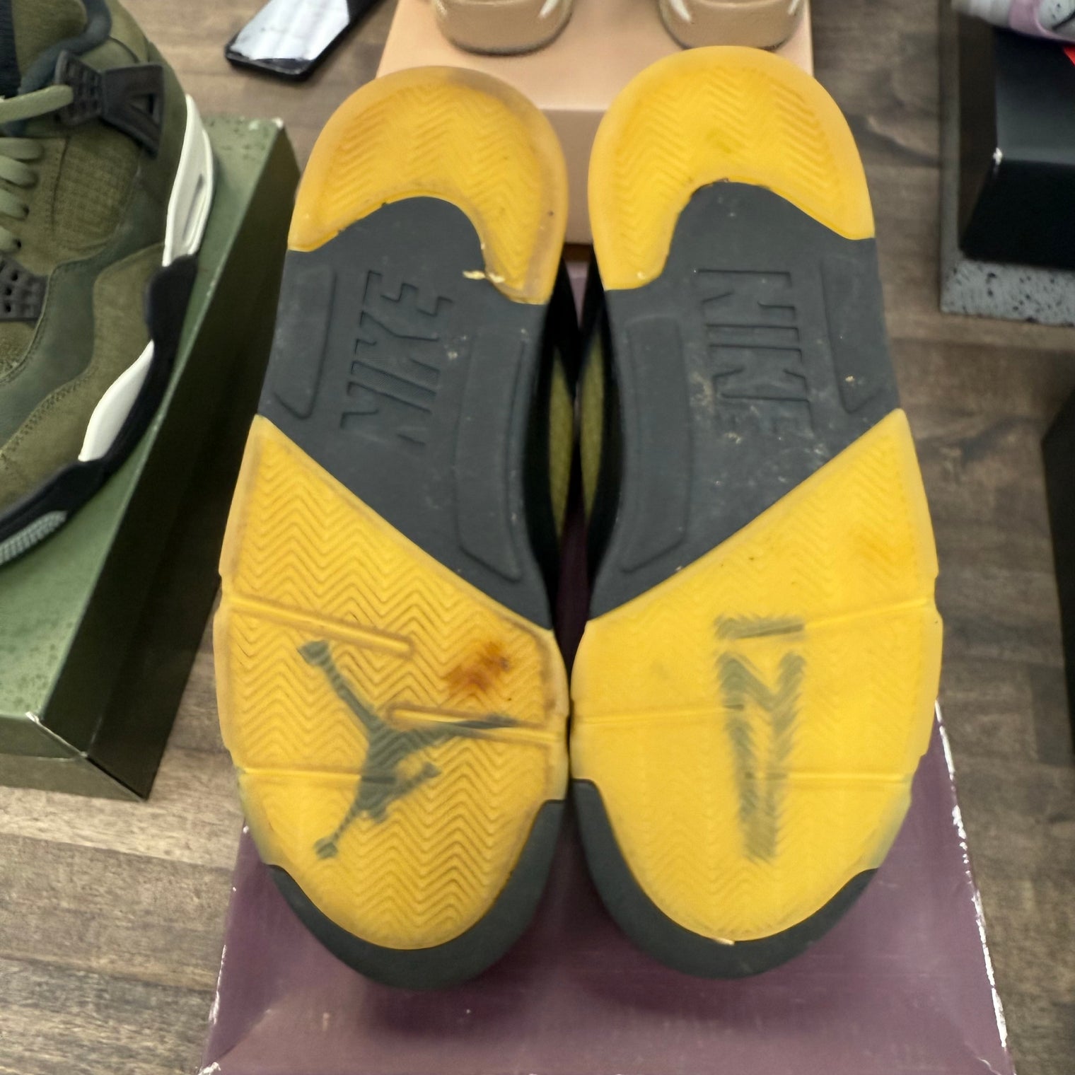 A Ma Maniere Dusk Jordan 5 (USED)